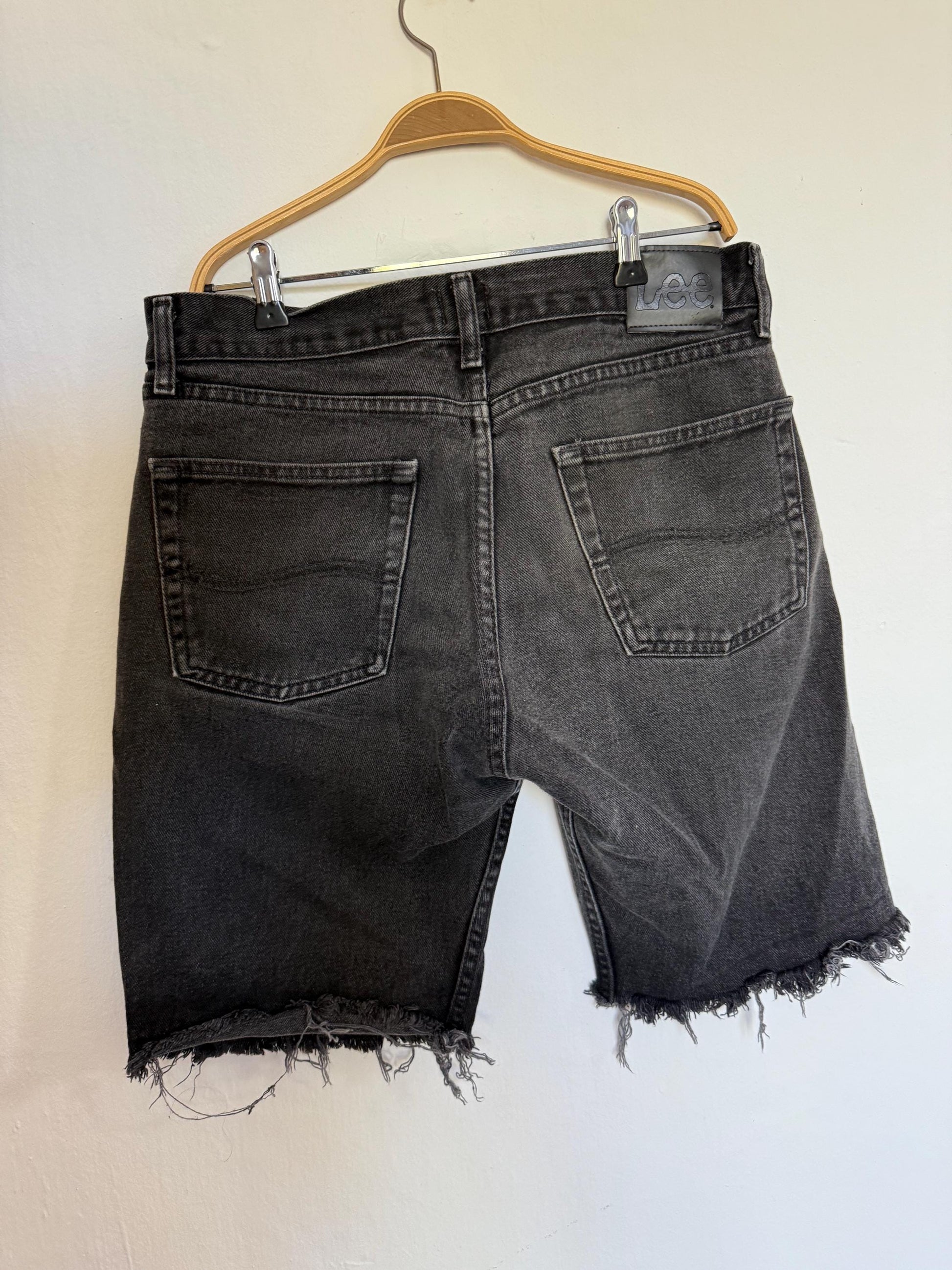 Vintage Lee black denim shorts, Cotton straight fit summer pants, Aesthetic raw hem men’s jean cutoffs, Cool grunge summer shorts, Size M