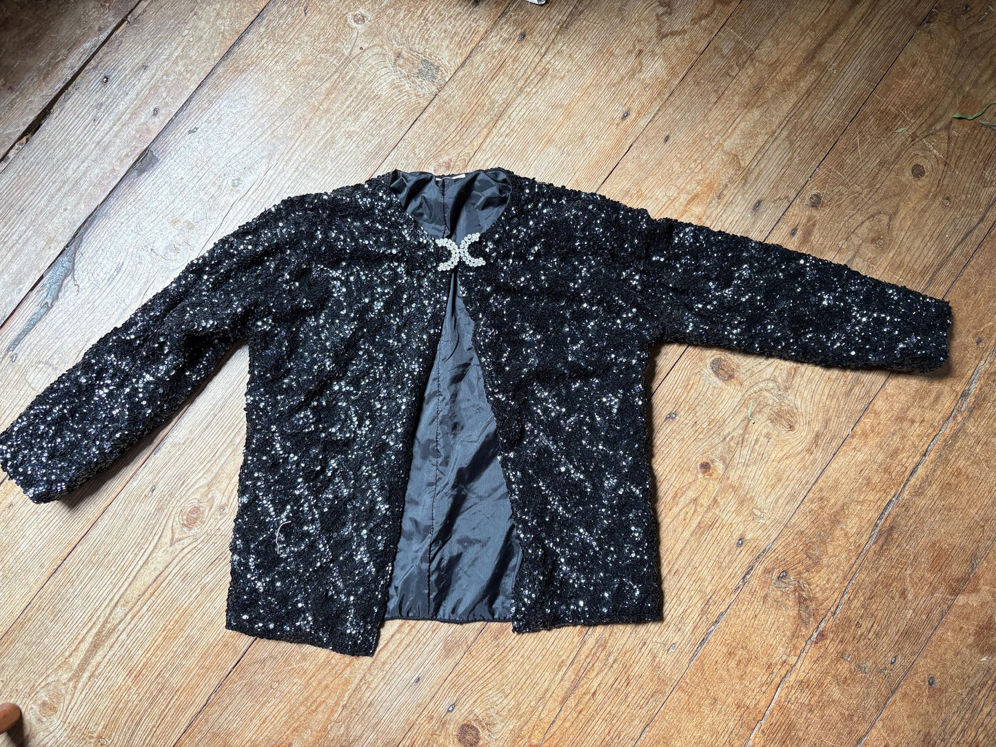 Vintage black sequin evening jacket with diamond bow clasp, Cropped sparkly party blazer, retro glam coquette aesthetic top