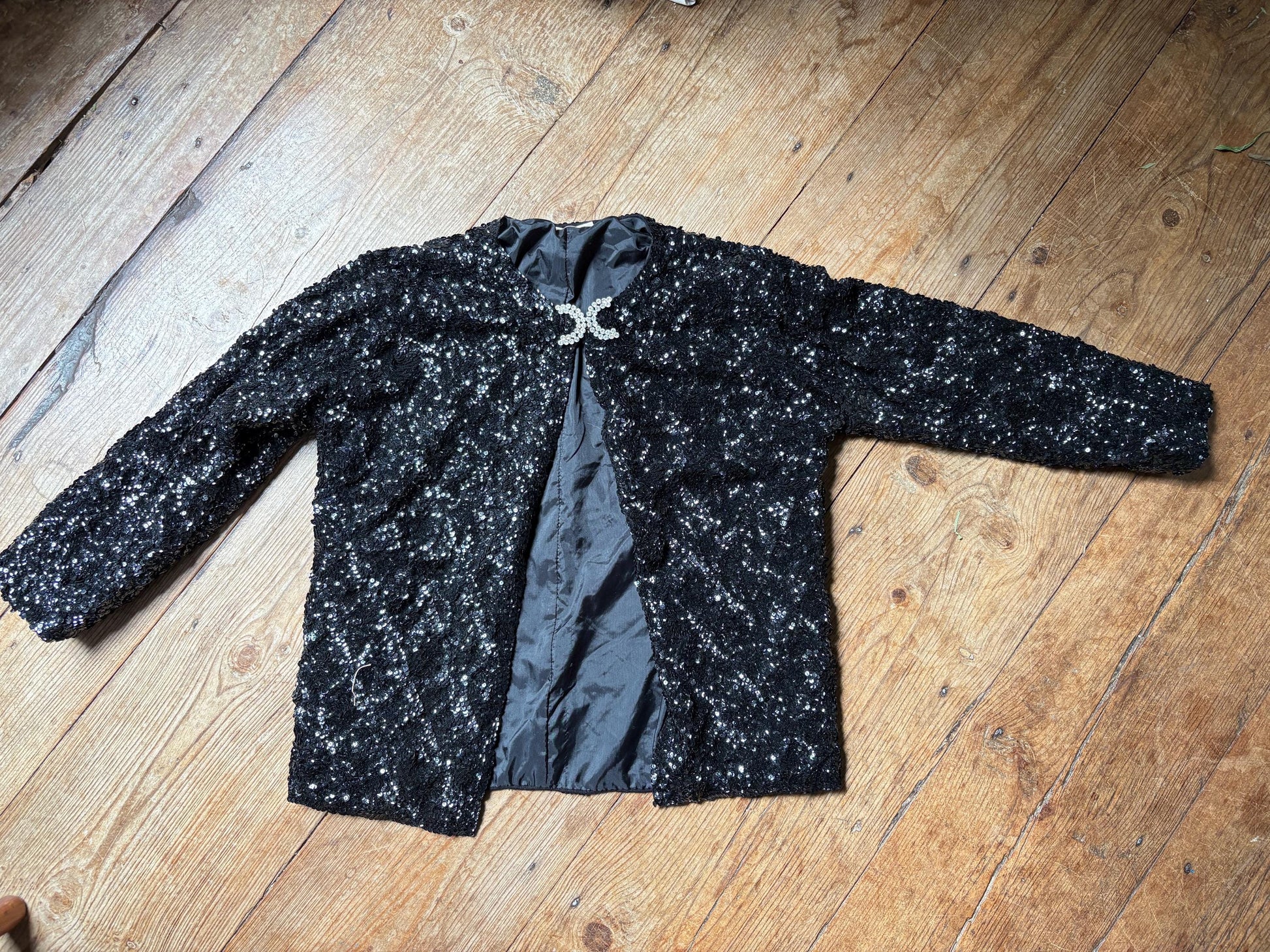 Vintage black sequin evening jacket with diamond bow clasp, Cropped sparkly party blazer, retro glam coquette aesthetic top