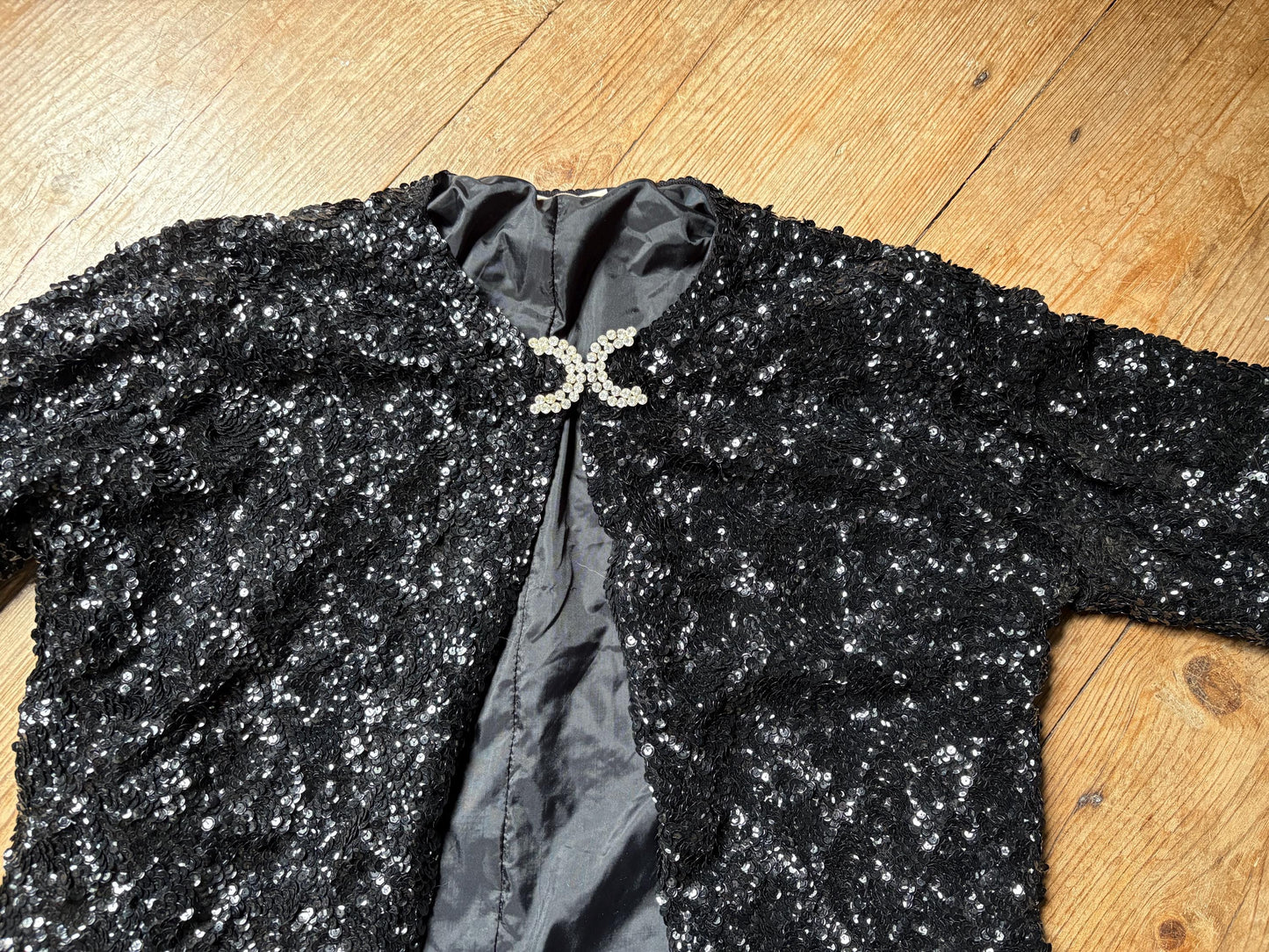 Vintage black sequin evening jacket with diamond bow clasp, Cropped sparkly party blazer, retro glam coquette aesthetic top
