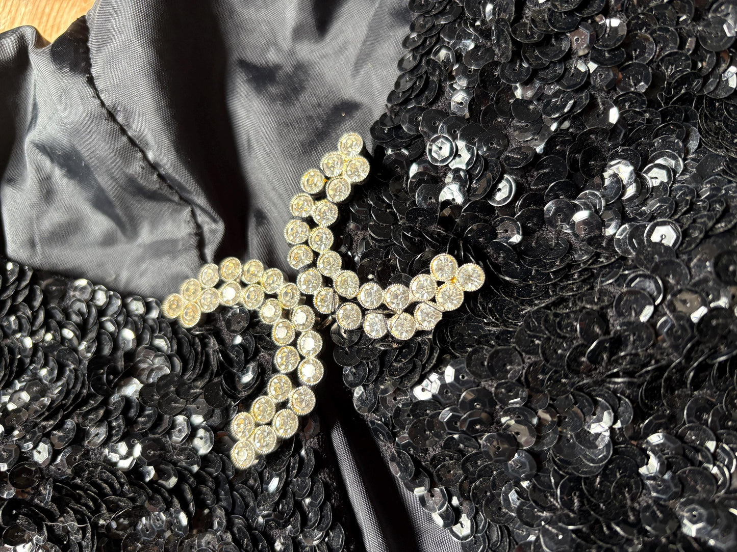 Vintage black sequin evening jacket with diamond bow clasp, Cropped sparkly party blazer, retro glam coquette aesthetic top