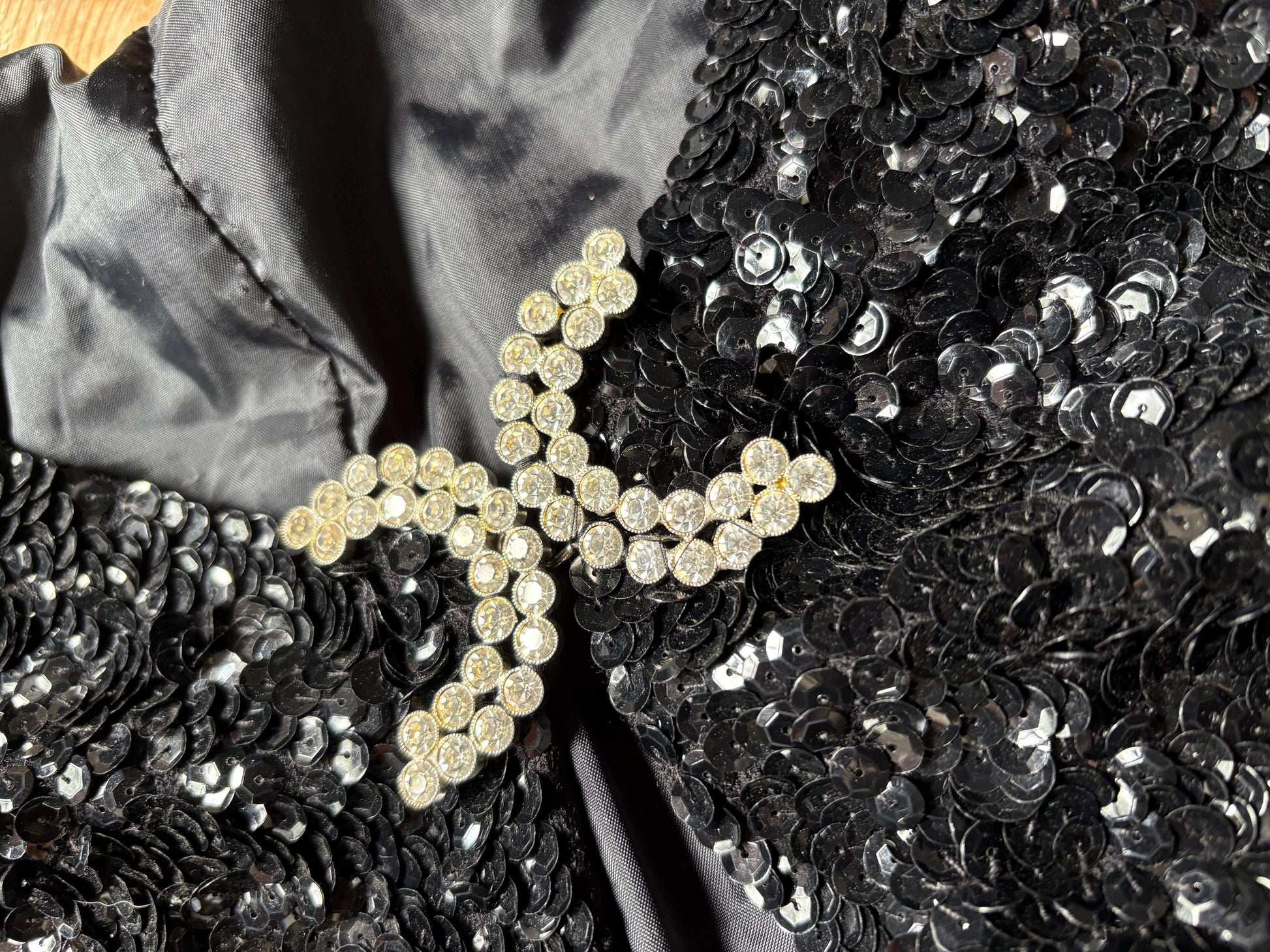 Vintage black sequin evening jacket with diamond bow clasp, Cropped sparkly party blazer, retro glam coquette aesthetic top