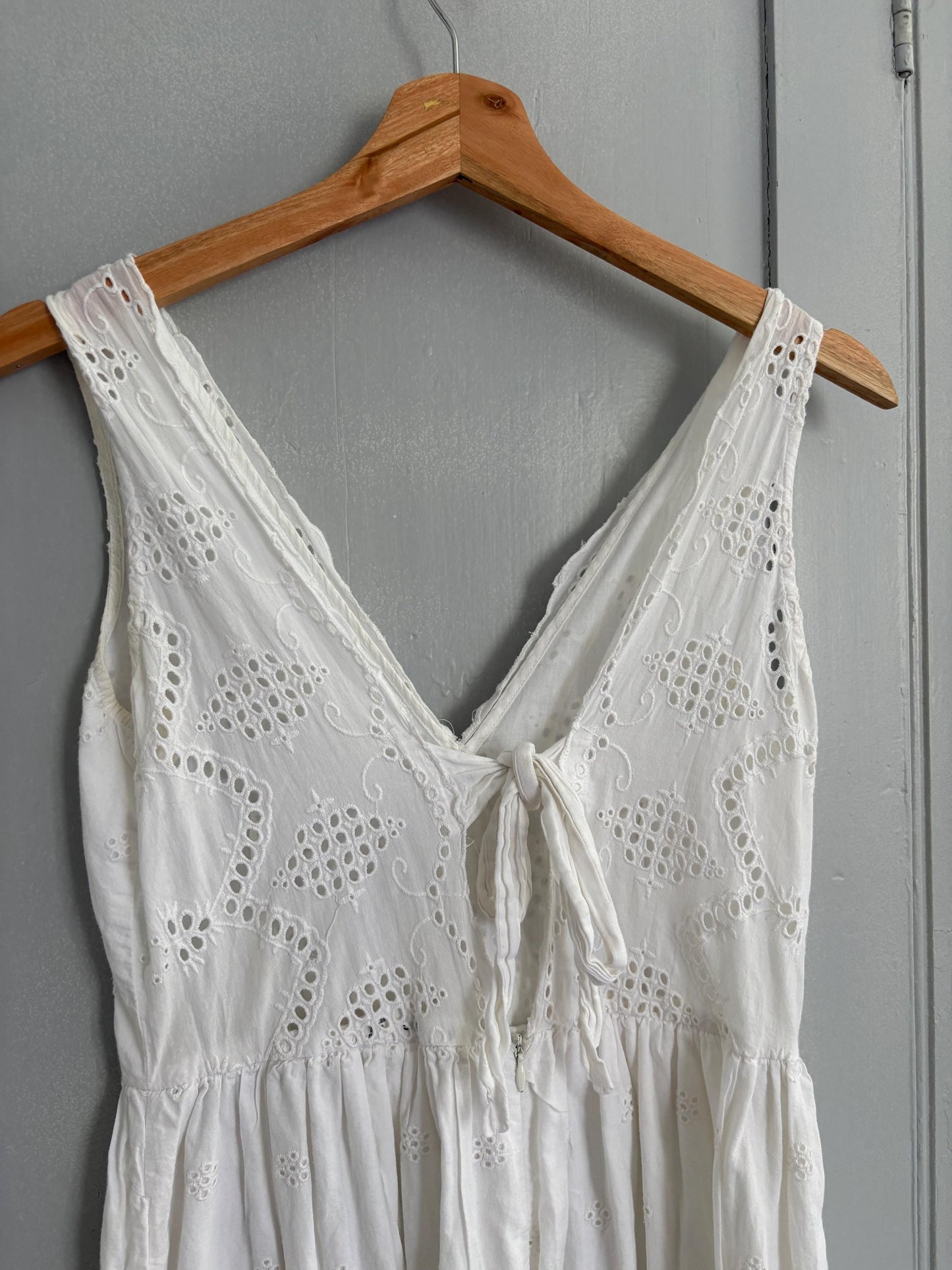 White eyelet cotton sundress, vintage-style summer dress, sleeveless V-neck, cottagecore picnic look, size S, feminine and airy