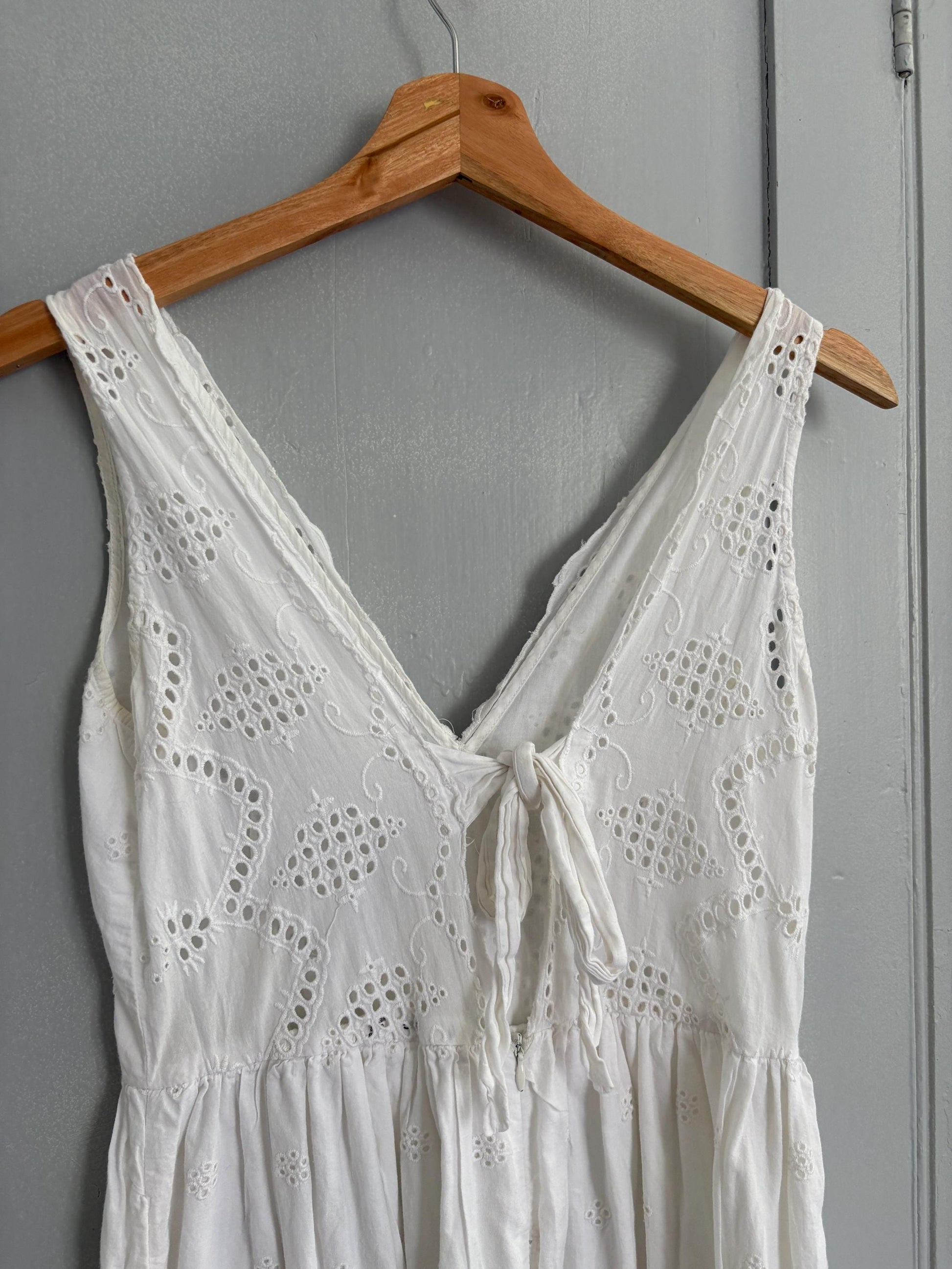 White eyelet cotton sundress, vintage-style summer dress, sleeveless V-neck, cottagecore picnic look, size S, feminine and airy