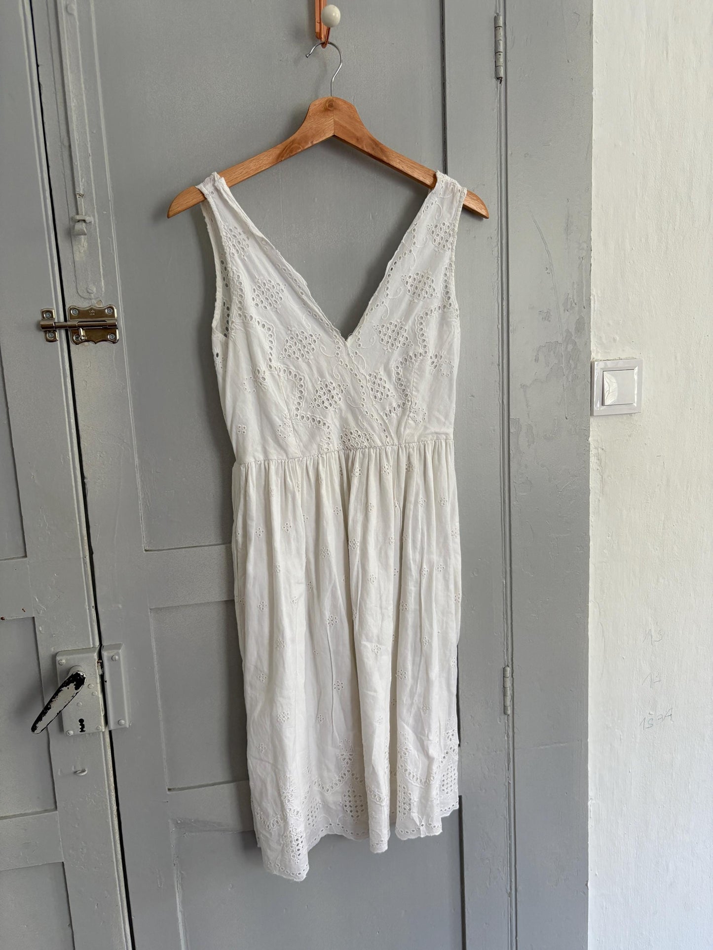 White eyelet cotton sundress, vintage-style summer dress, sleeveless V-neck, cottagecore picnic look, size S, feminine and airy
