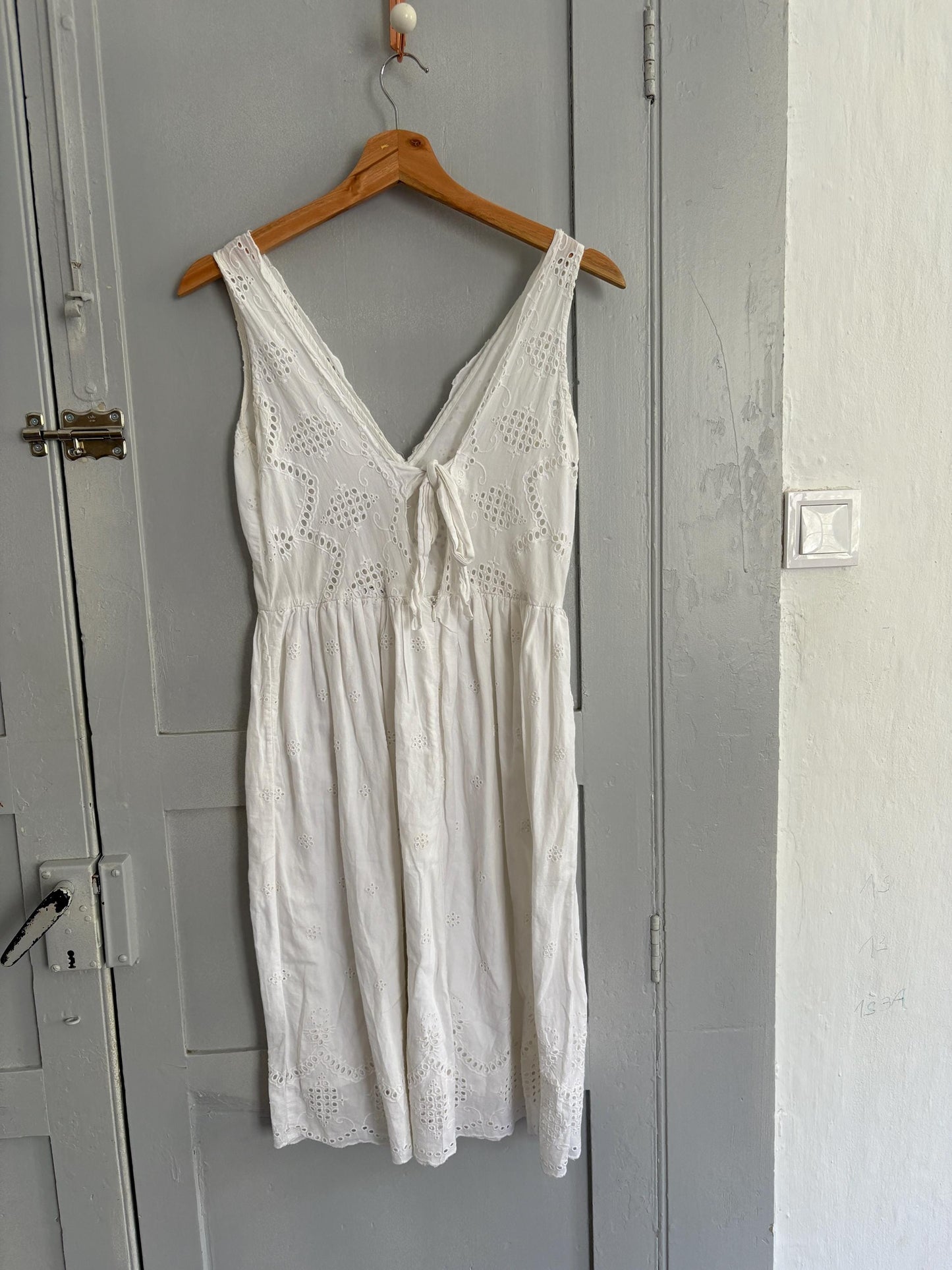 White eyelet cotton sundress, vintage-style summer dress, sleeveless V-neck, cottagecore picnic look, size S, feminine and airy
