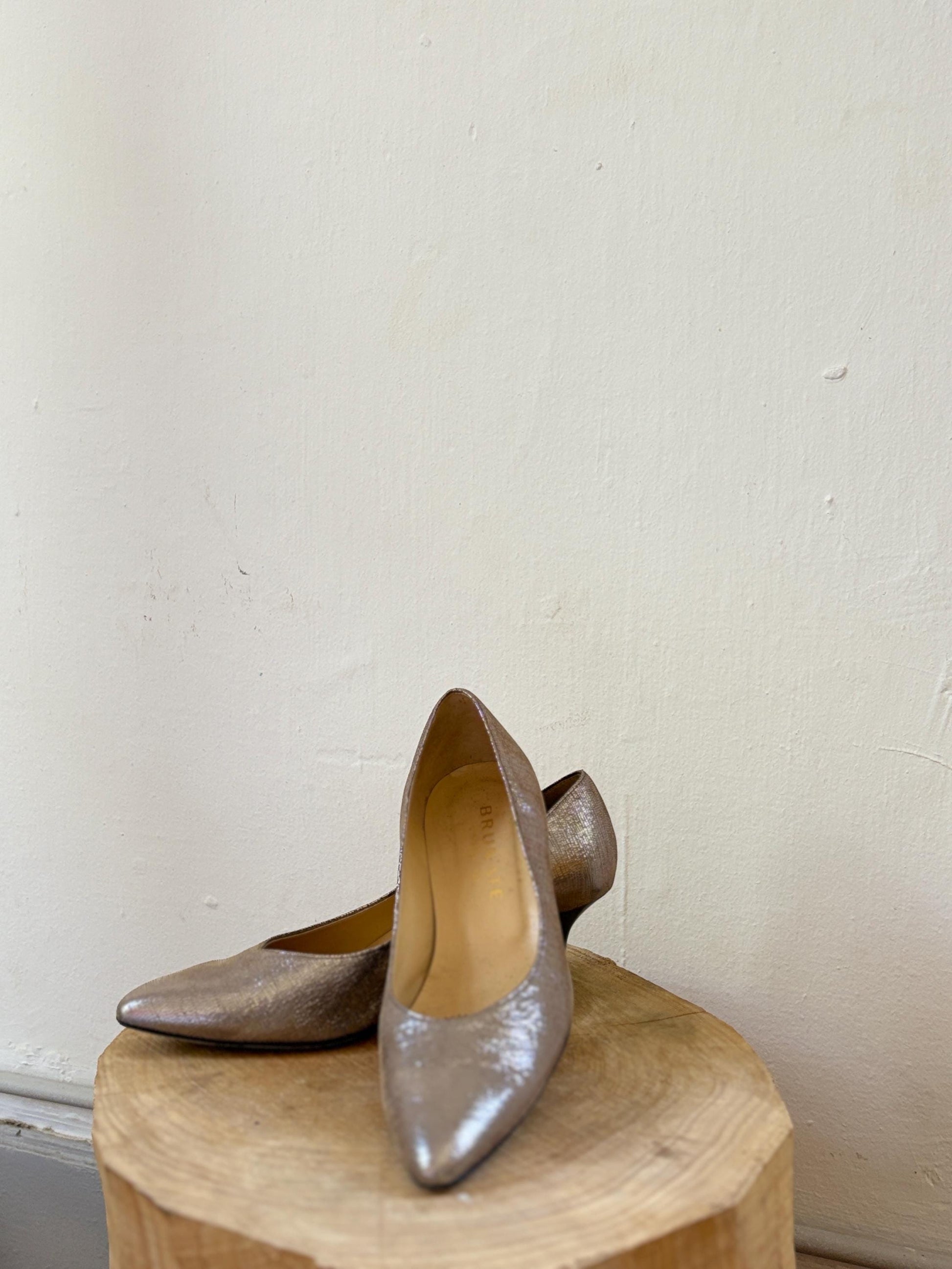 Vintage BRUNATE Gold Leather low Heels – Elegant wedding dress Italian Design pumps in Shimmery Metallic Finish, EU 40, Shoes made in Italy