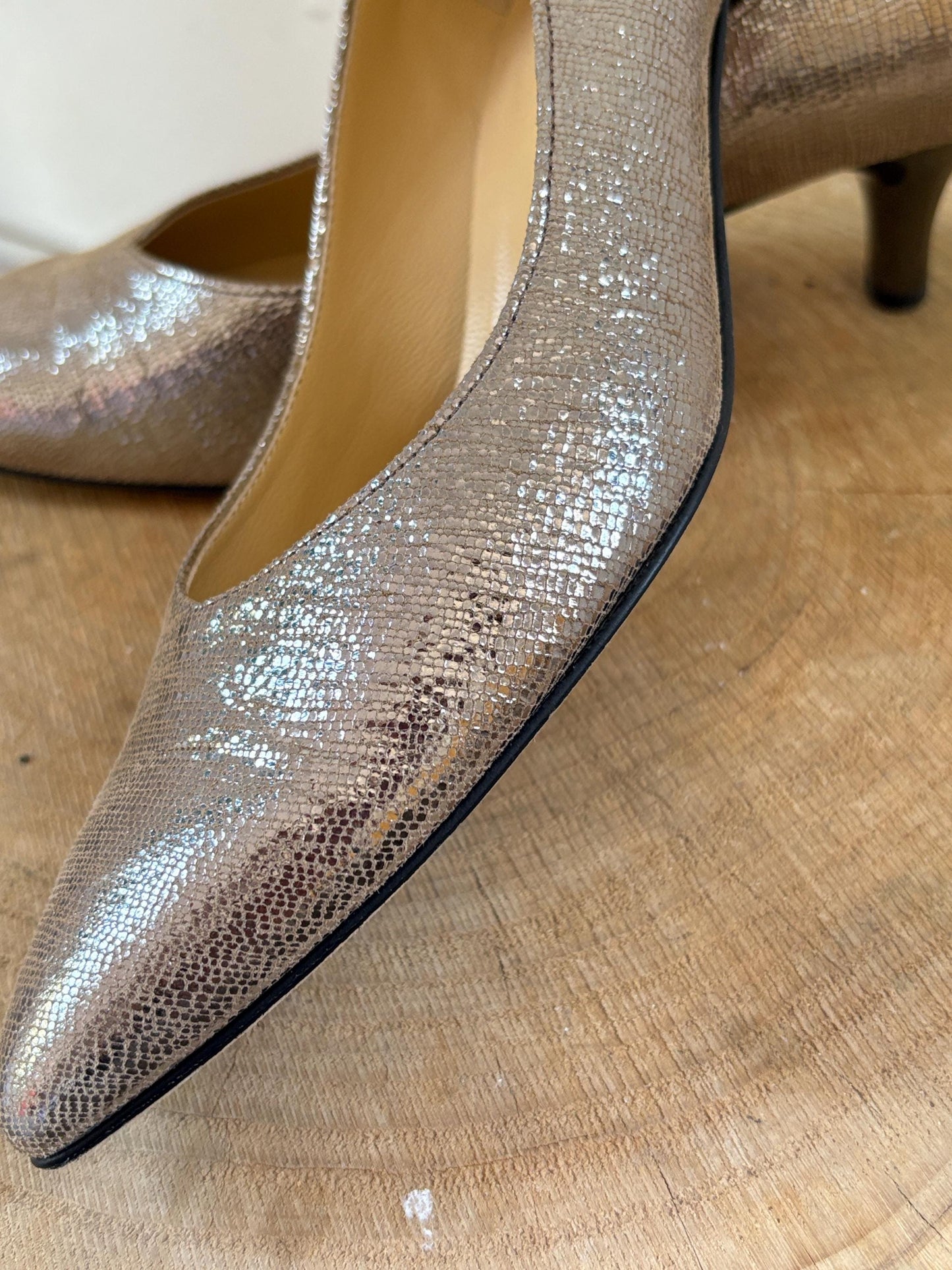 Vintage BRUNATE Gold Leather low Heels – Elegant wedding dress Italian Design pumps in Shimmery Metallic Finish, EU 40, Shoes made in Italy