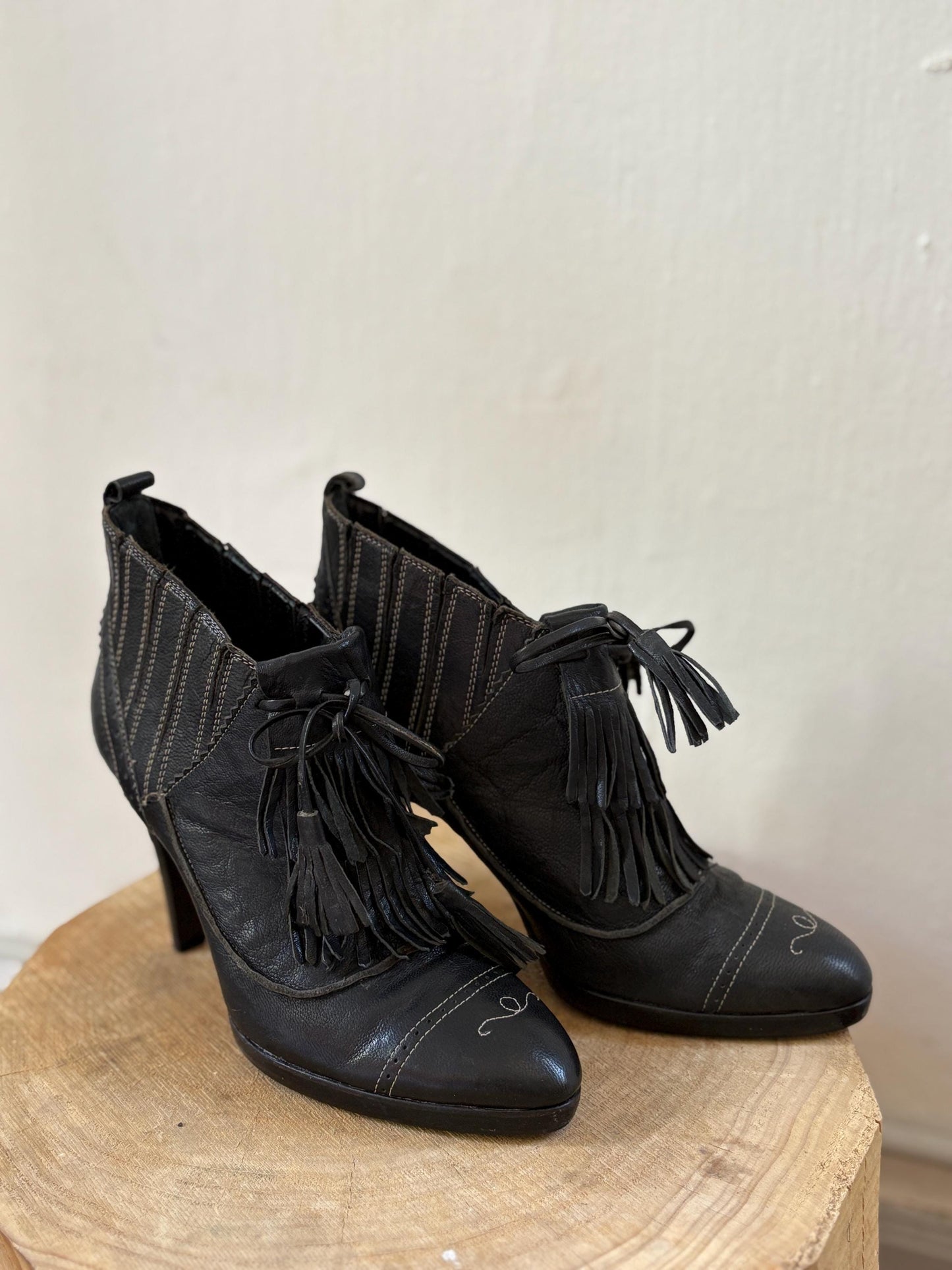 Vintage Adolfo Dominguez Black Leather Heels – Fringe Detail & Western Chic Vibes, Size EU 37 - US 6.5–7 - UK 4.5
