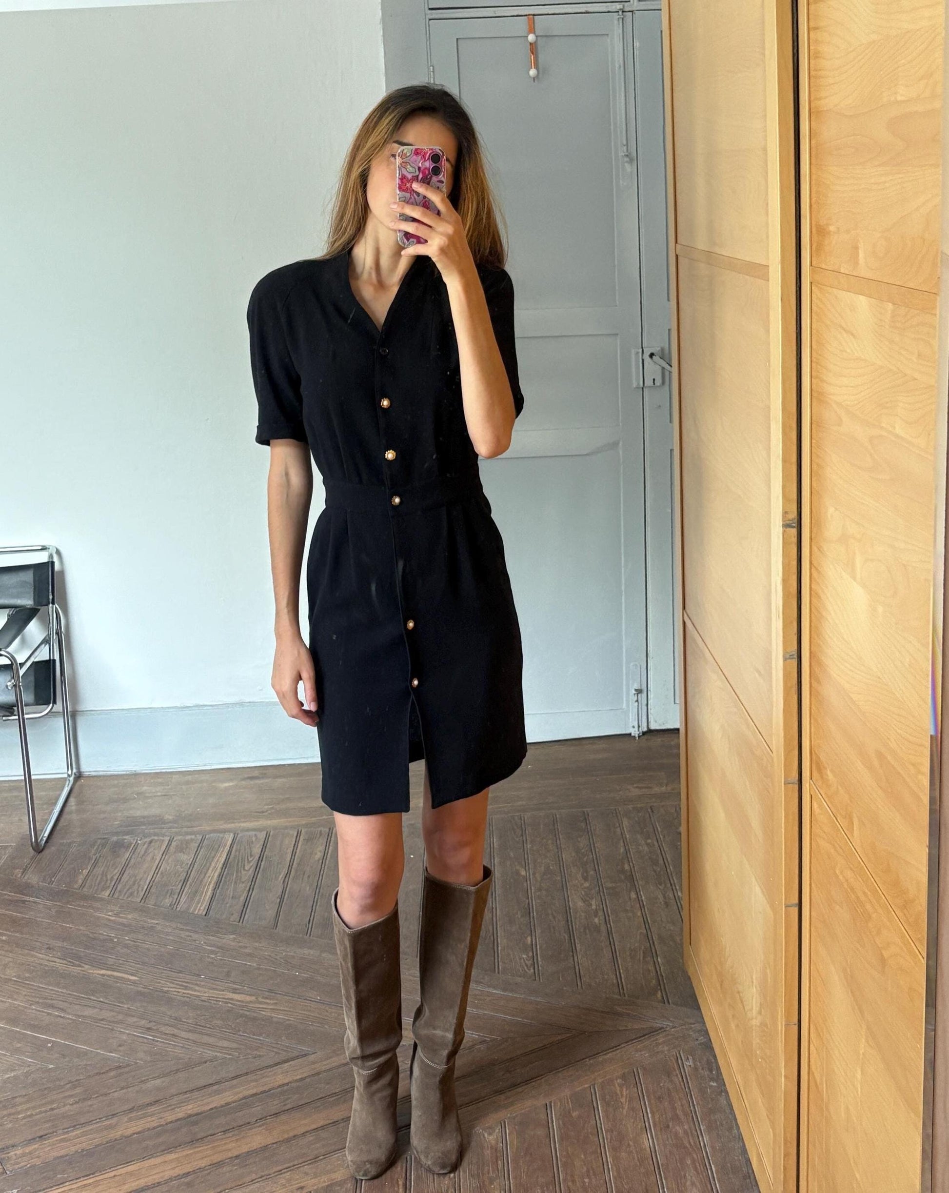 Vintage black woman dress with padded shoulders & unique buttons – true vintage style, one of a kind, classic silhouette