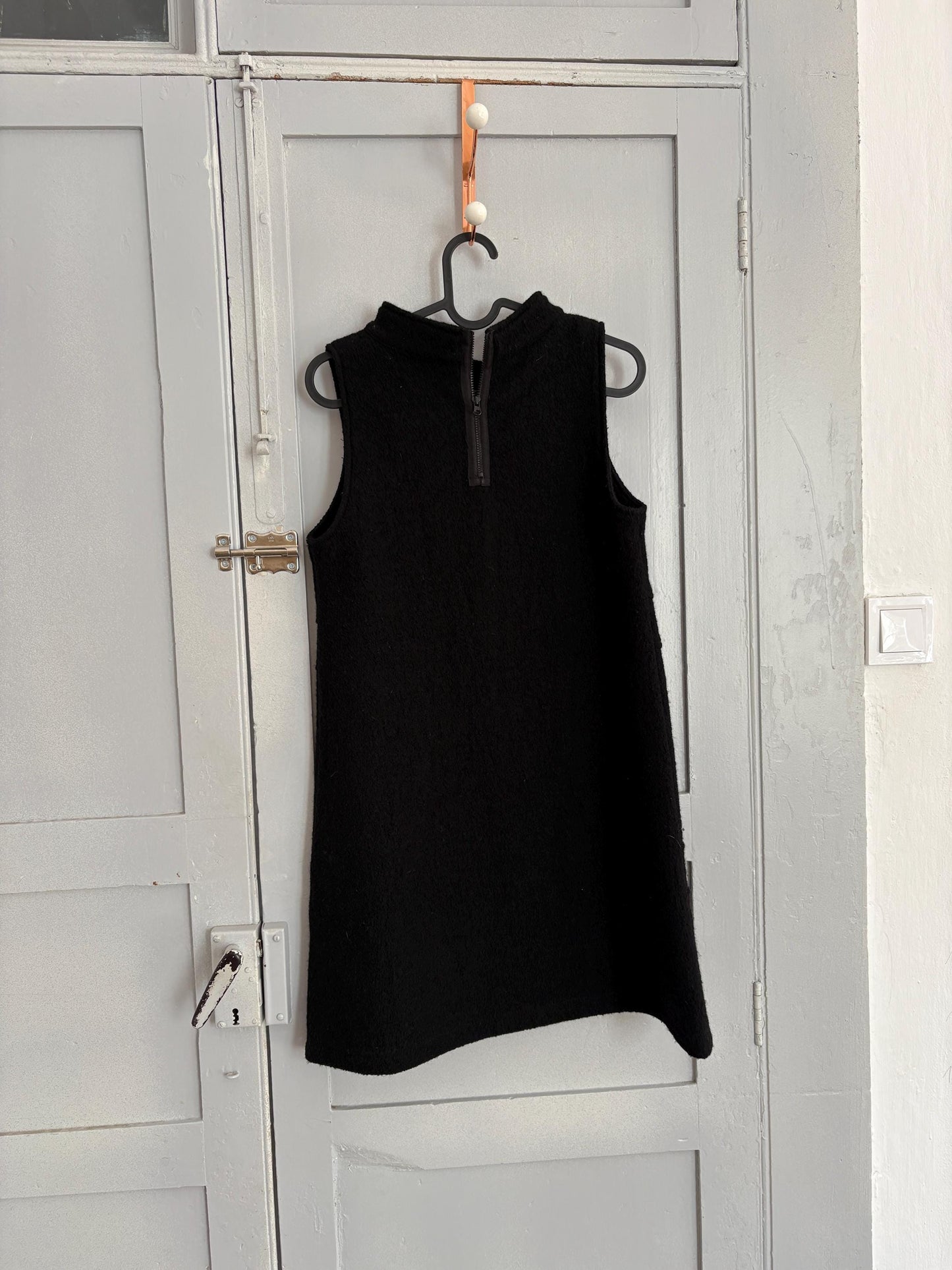 Vintage futuristic modern black dress with mock neck & thick fabric – minimal Y2K style, sleeveless shift, zip back closure, Size S