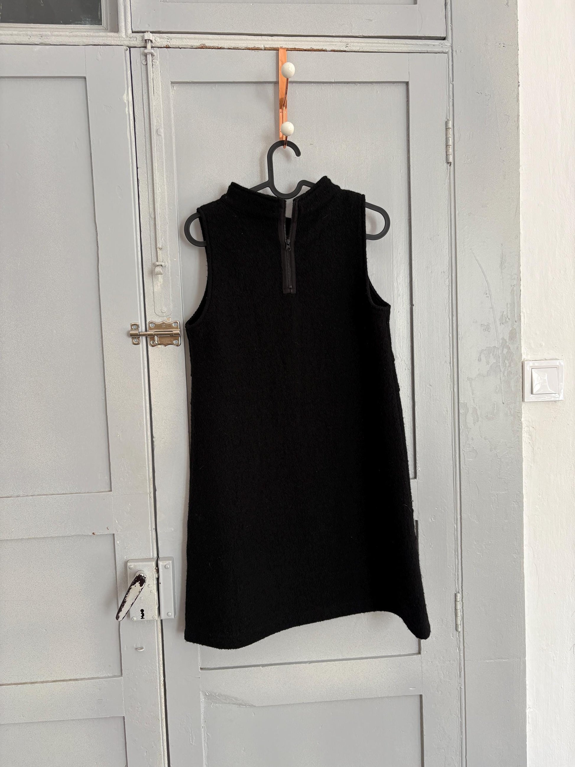 Vintage futuristic modern black dress with mock neck & thick fabric – minimal Y2K style, sleeveless shift, zip back closure, Size S