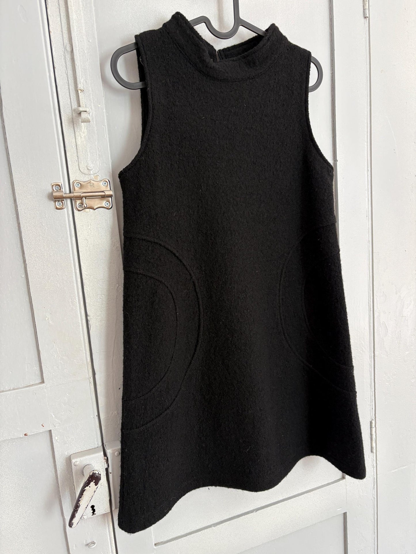 Vintage futuristic modern black dress with mock neck & thick fabric – minimal Y2K style, sleeveless shift, zip back closure, Size S