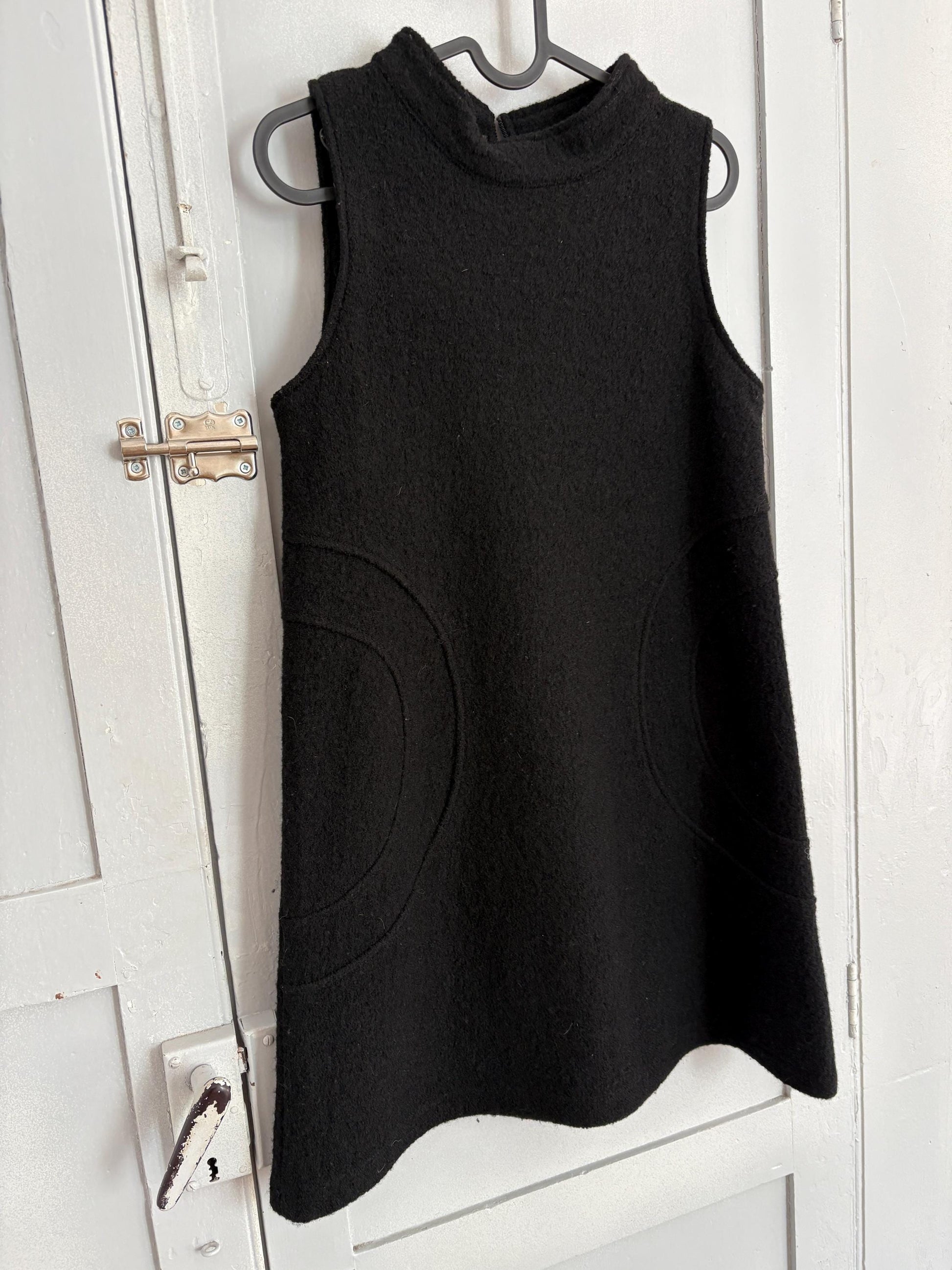 Vintage futuristic modern black dress with mock neck & thick fabric – minimal Y2K style, sleeveless shift, zip back closure, Size S