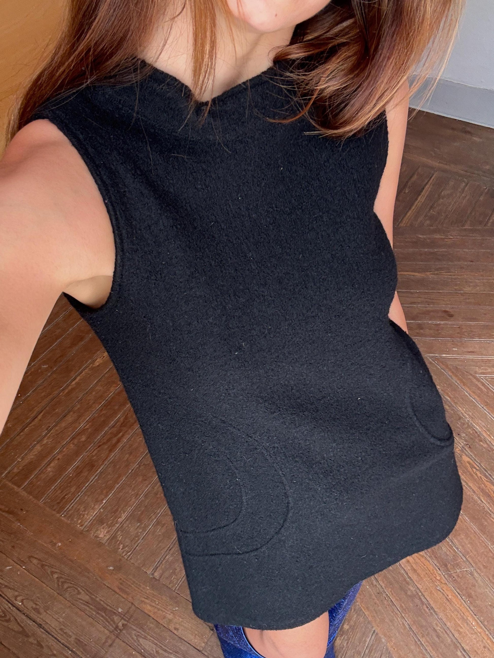 Vintage futuristic modern black dress with mock neck & thick fabric – minimal Y2K style, sleeveless shift, zip back closure, Size S