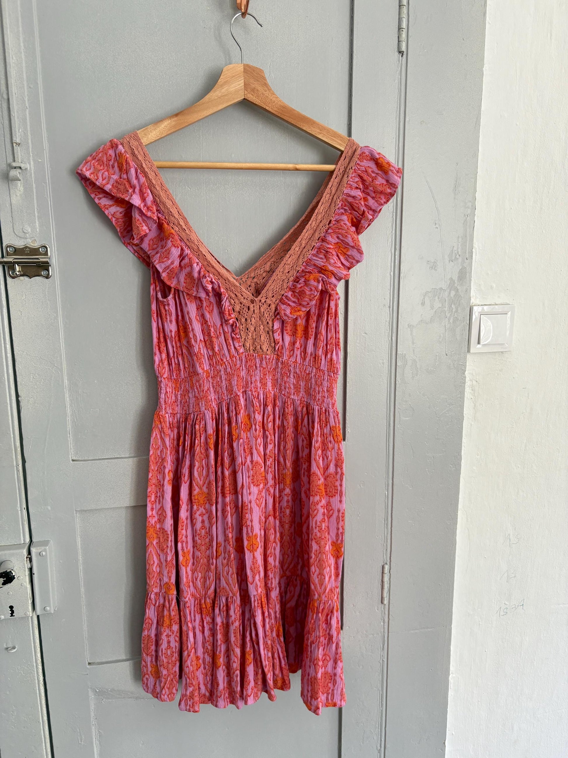 Boho ruffle mini dress, romantic summer look, vintage-inspired floral pink, deep V neckline, stretchy waist, size S