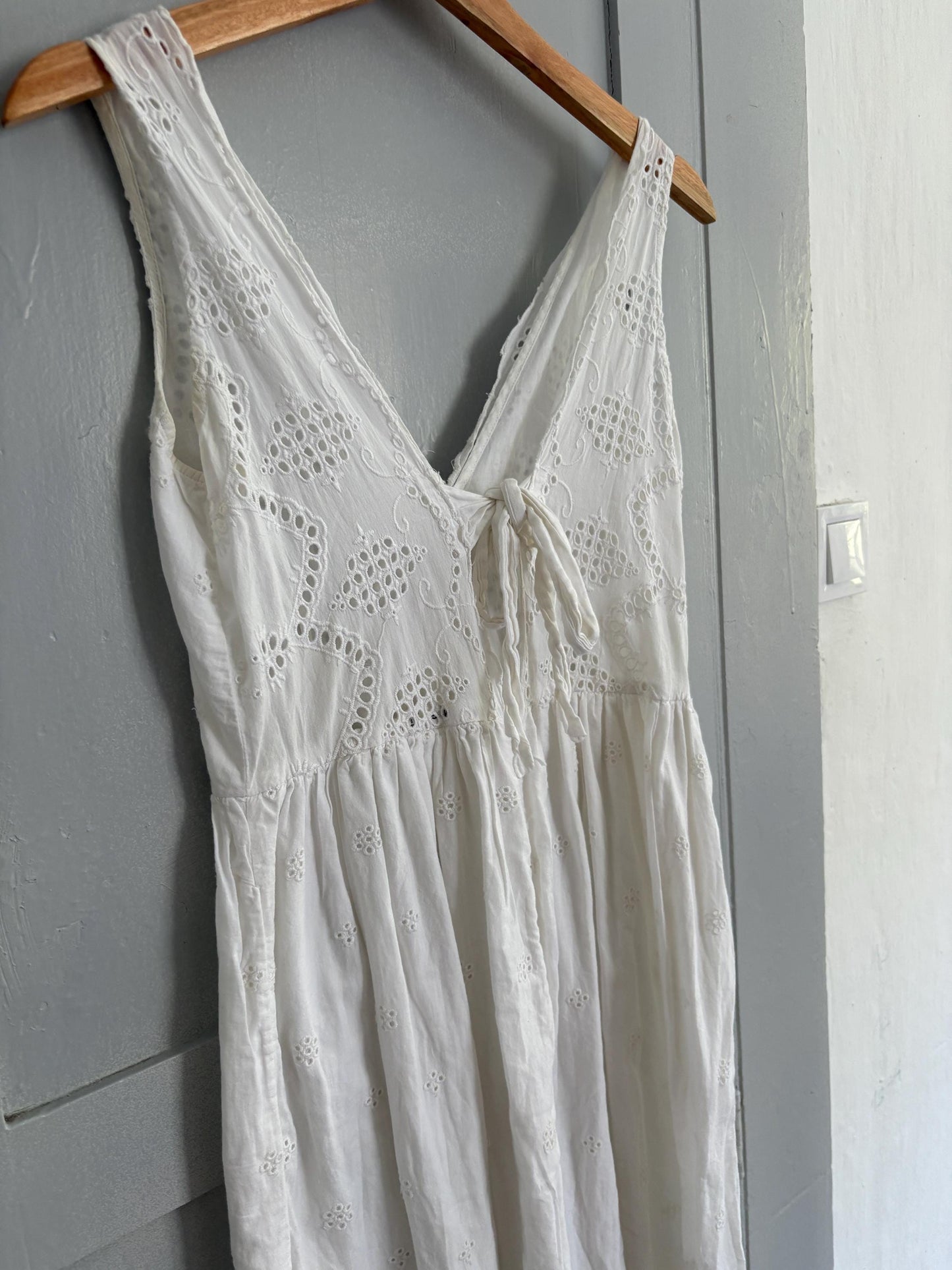 White eyelet cotton sundress, vintage-style summer dress, sleeveless V-neck, cottagecore picnic look, size S, feminine and airy
