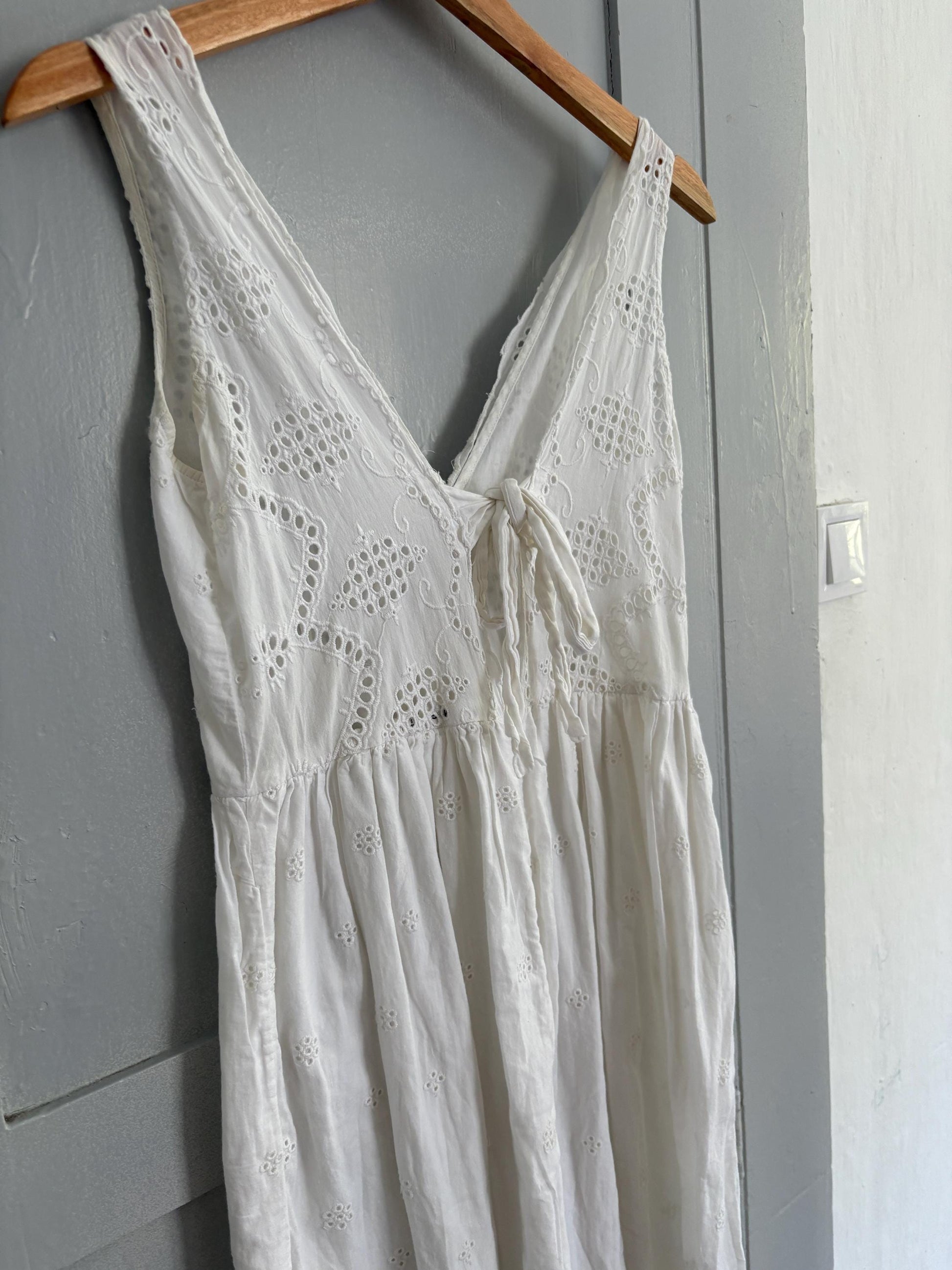 White eyelet cotton sundress, vintage-style summer dress, sleeveless V-neck, cottagecore picnic look, size S, feminine and airy