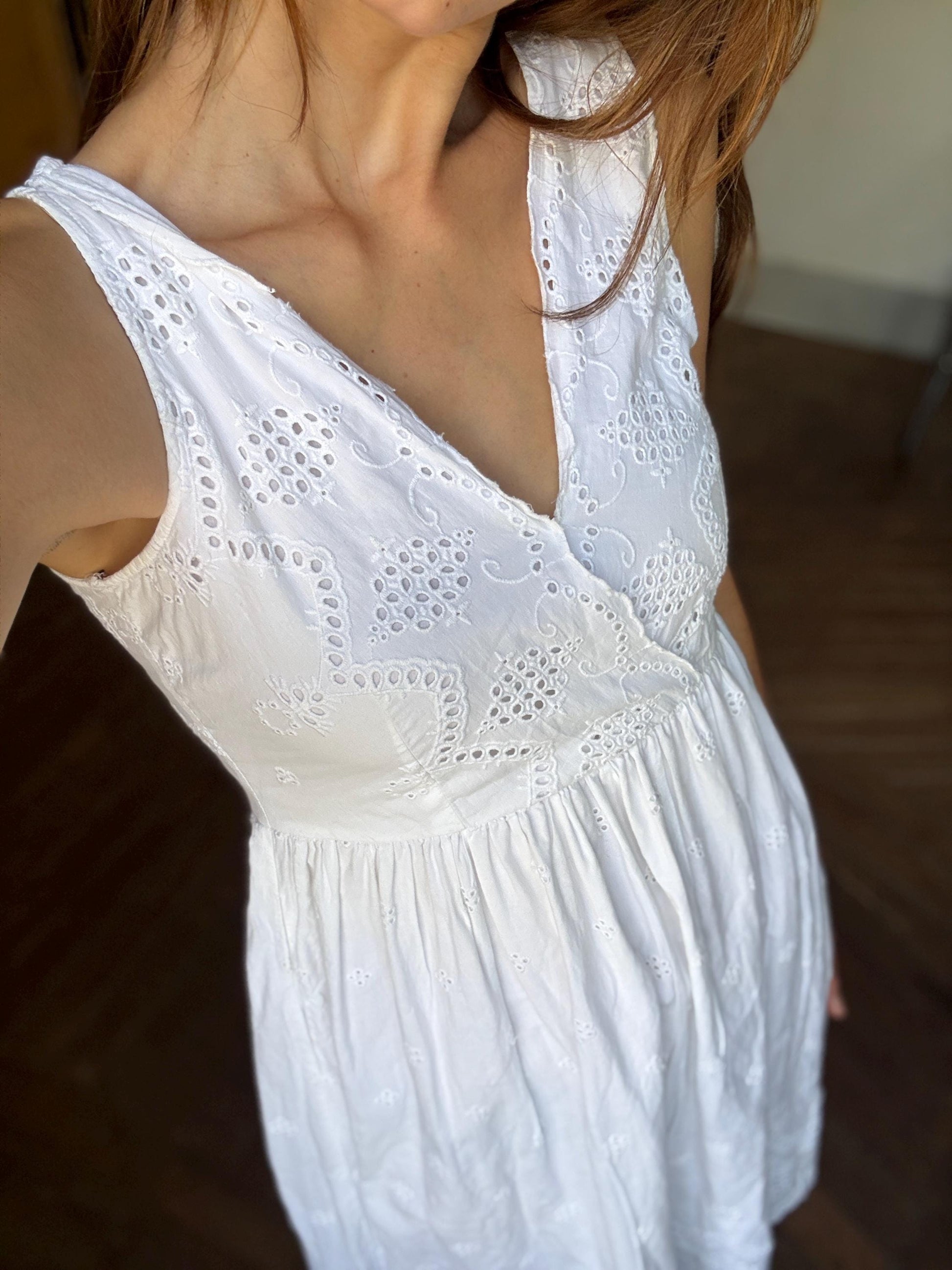 White eyelet cotton sundress, vintage-style summer dress, sleeveless V-neck, cottagecore picnic look, size S, feminine and airy