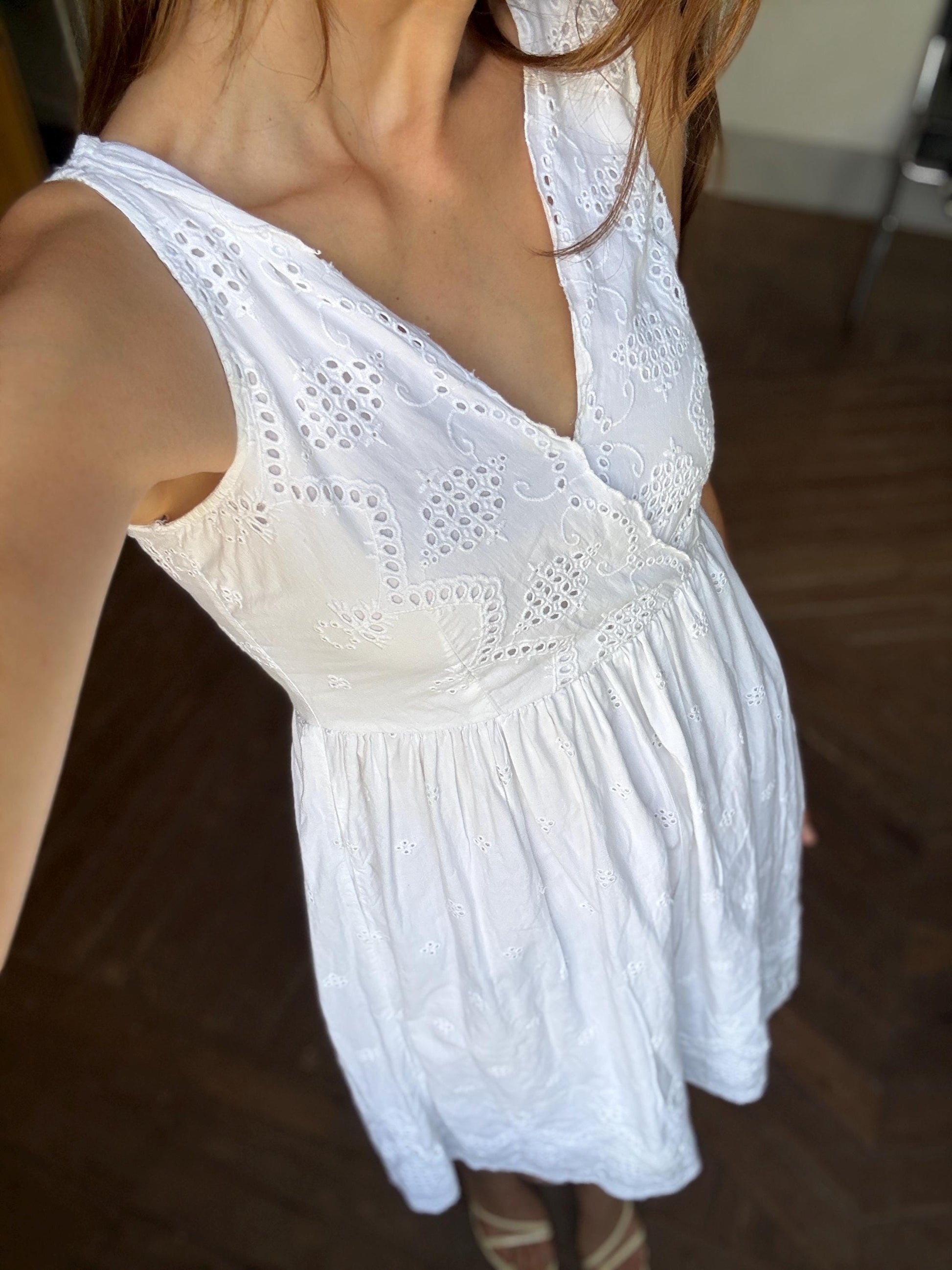 White eyelet cotton sundress, vintage-style summer dress, sleeveless V-neck, cottagecore picnic look, size S, feminine and airy