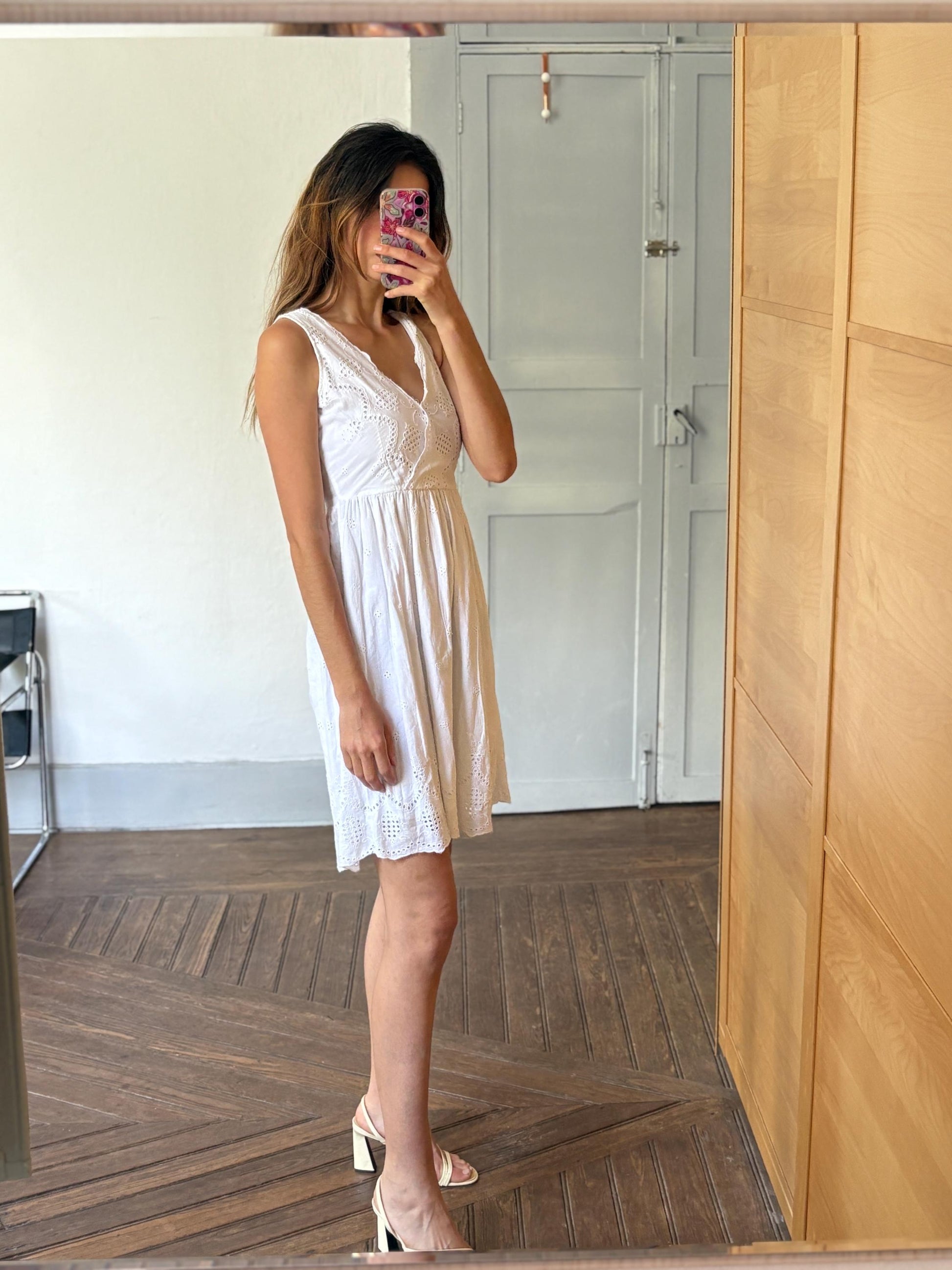 White eyelet cotton sundress, vintage-style summer dress, sleeveless V-neck, cottagecore picnic look, size S, feminine and airy