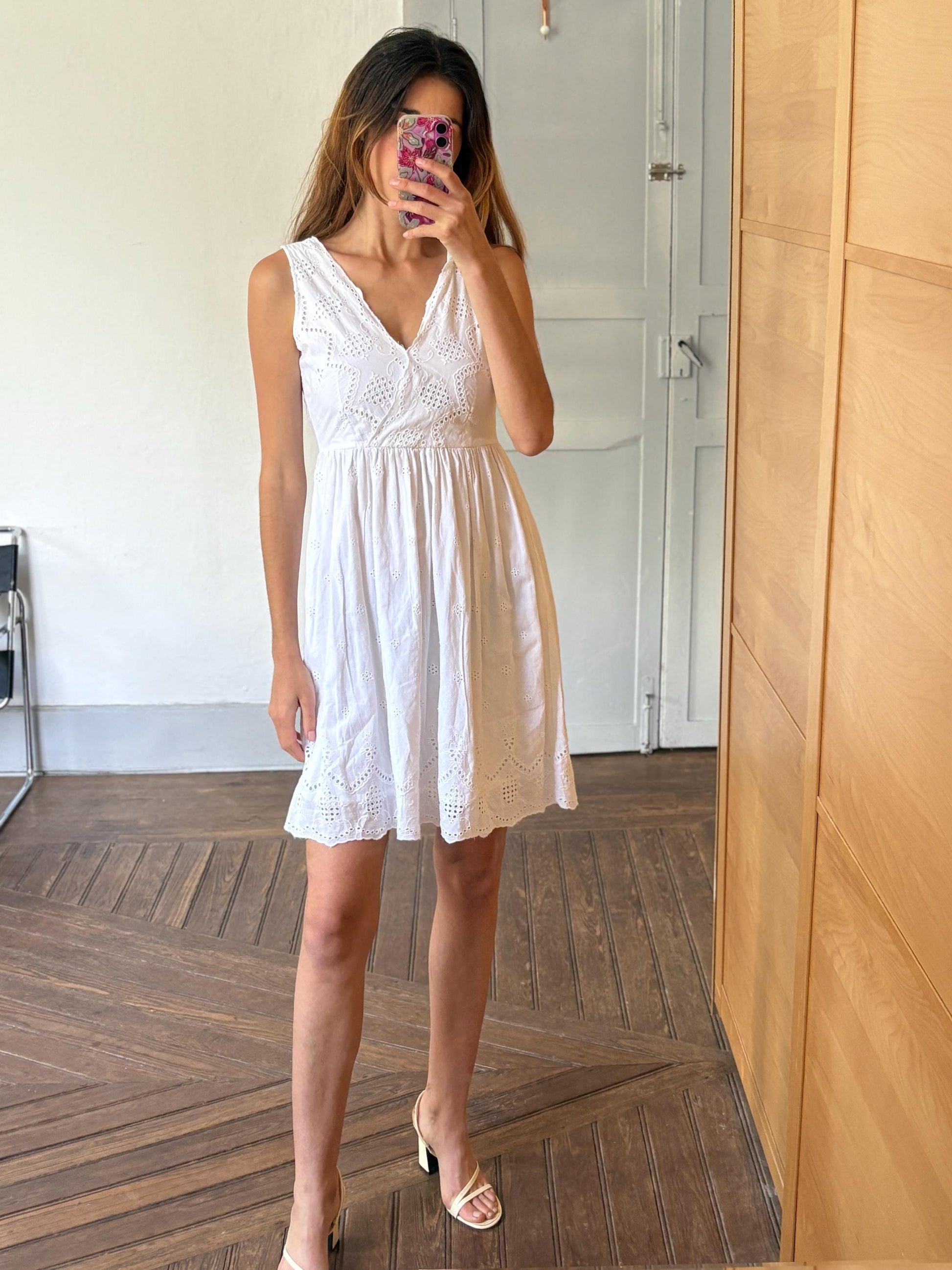 White eyelet cotton sundress, vintage-style summer dress, sleeveless V-neck, cottagecore picnic look, size S, feminine and airy