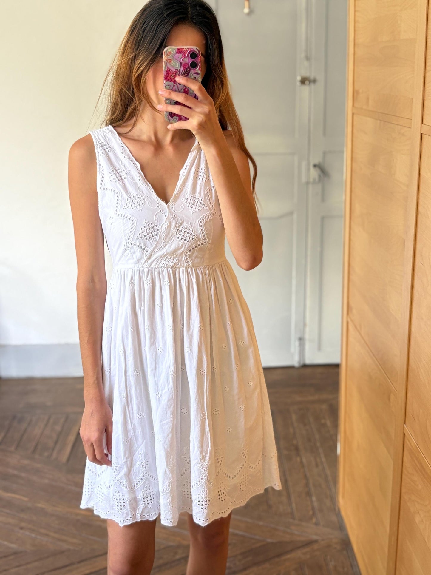 White eyelet cotton sundress, vintage-style summer dress, sleeveless V-neck, cottagecore picnic look, size S, feminine and airy