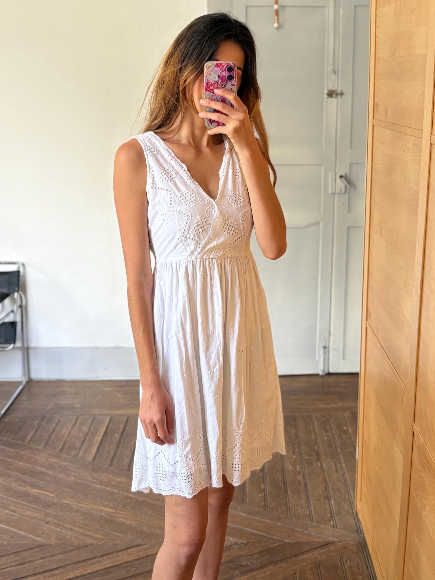 White eyelet cotton sundress, vintage-style summer dress, sleeveless V-neck, cottagecore picnic look, size S, feminine and airy
