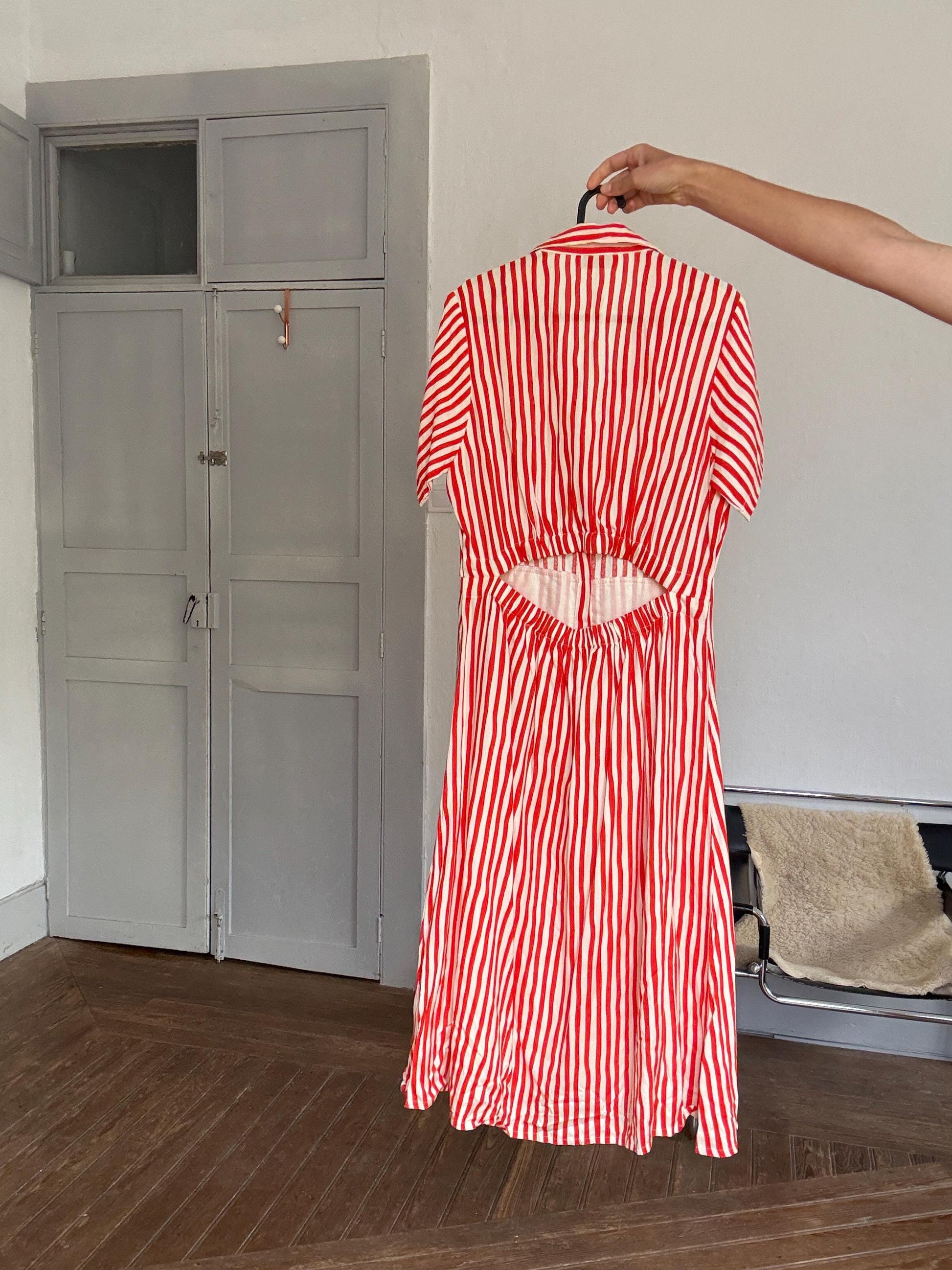 Vintage red & white striped button-up dress with open back cutout – playful retro summer style, short sleeve, size L,