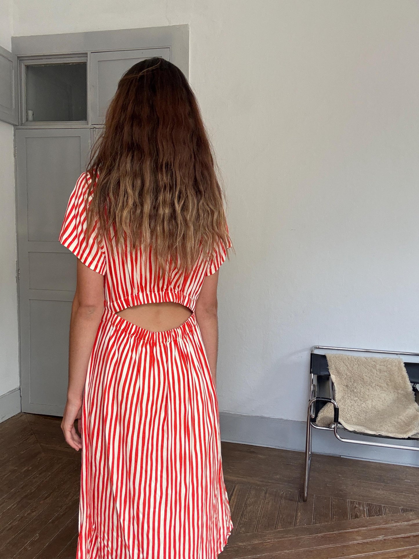 Vintage red & white striped button-up dress with open back cutout – playful retro summer style, short sleeve, size L,