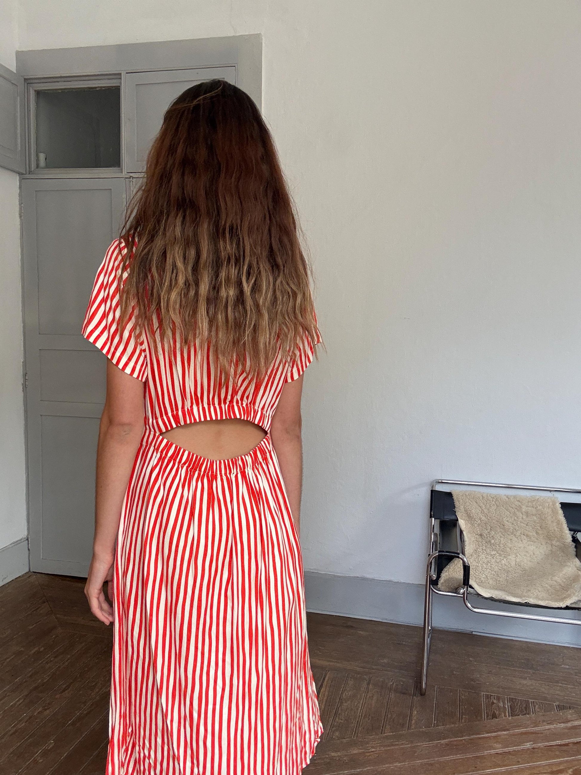 Vintage red & white striped button-up dress with open back cutout – playful retro summer style, short sleeve, size L,