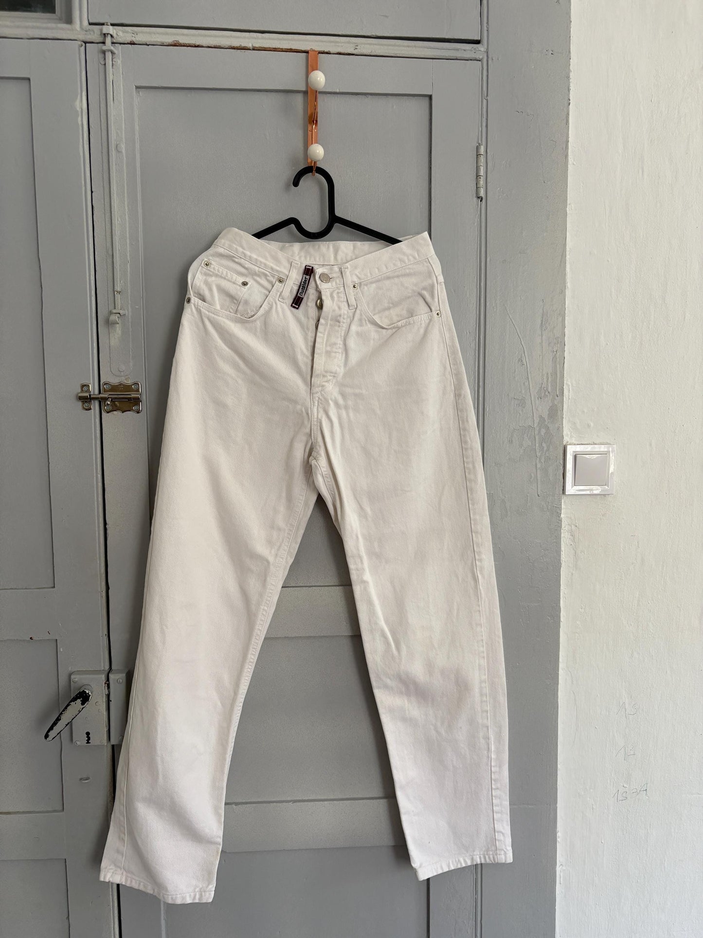Vintage white denim jeans – mid to high waist tapered fit, classic 90s cut, great condition, minimalist retro denim style, size s-m