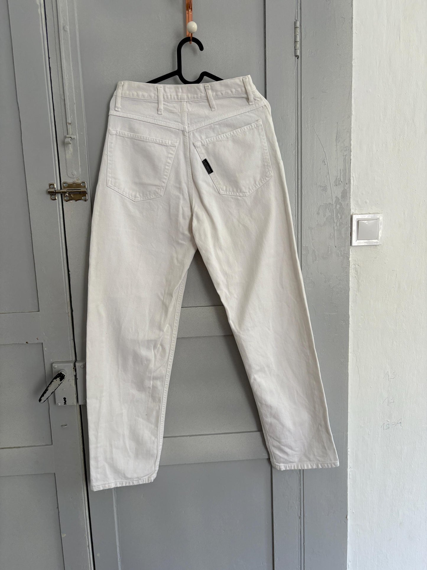 Vintage white denim jeans – mid to high waist tapered fit, classic 90s cut, great condition, minimalist retro denim style, size s-m