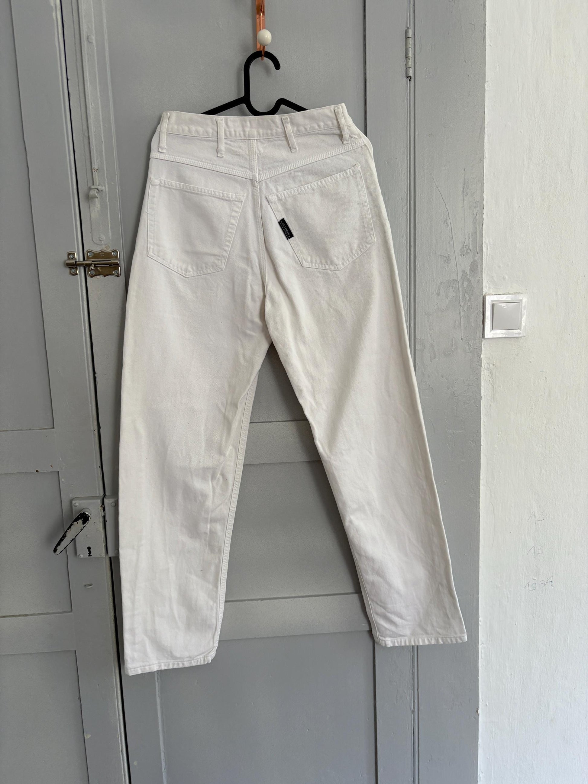 Vintage white denim jeans – mid to high waist tapered fit, classic 90s cut, great condition, minimalist retro denim style, size s-m