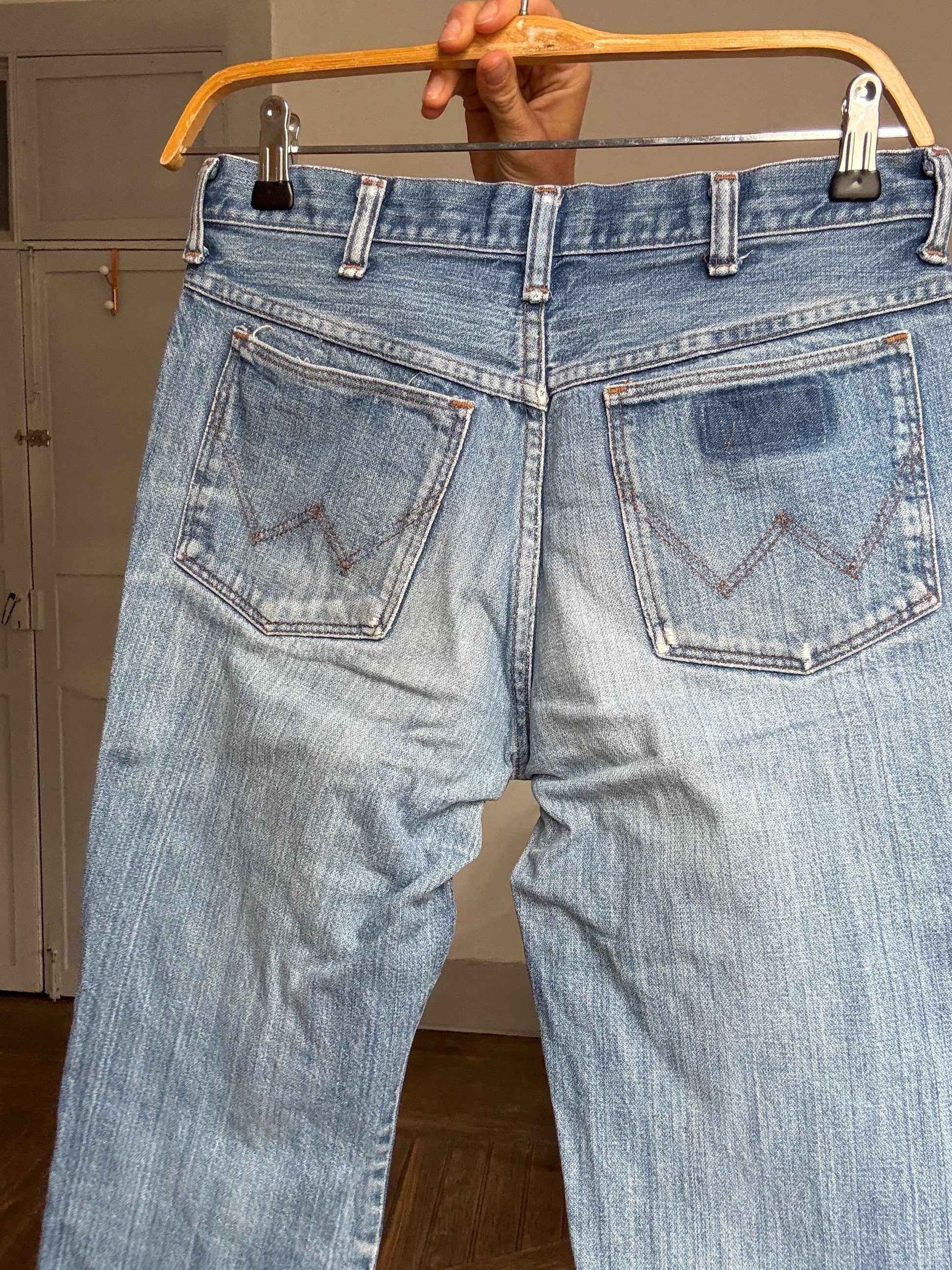 Vintage Wrangler denim jeans – worn-in blue wash, mid-rise, no back label, classic straight leg, waist 40 cm, 90s grunge style, Women’s M–L