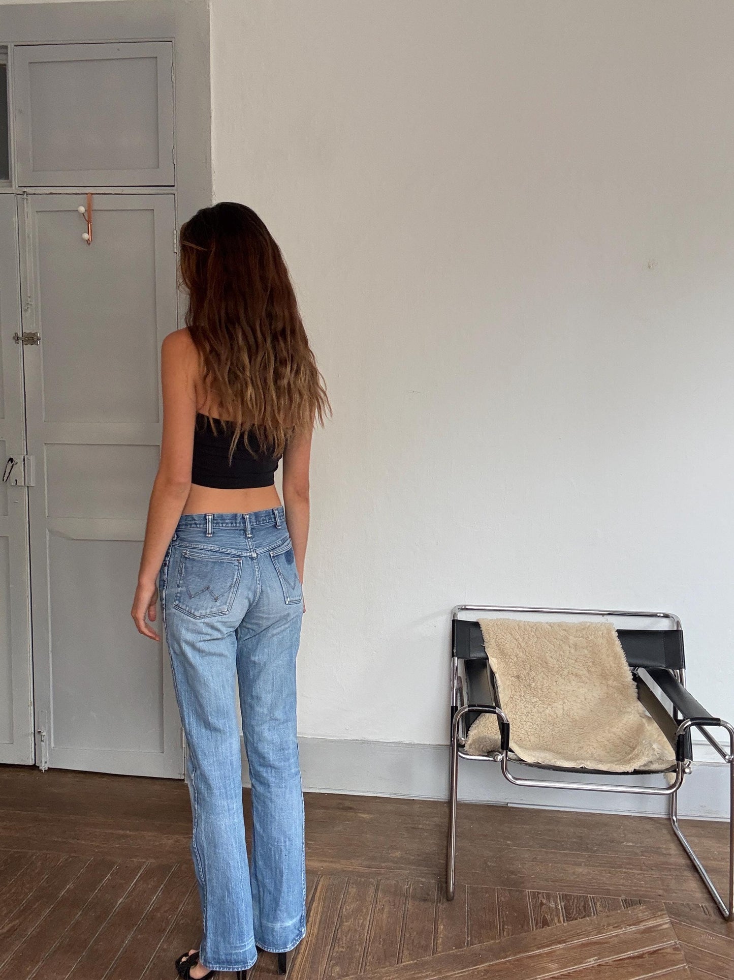 Vintage Wrangler denim jeans – worn-in blue wash, mid-rise, no back label, classic straight leg, waist 40 cm, 90s grunge style, Women’s M–L