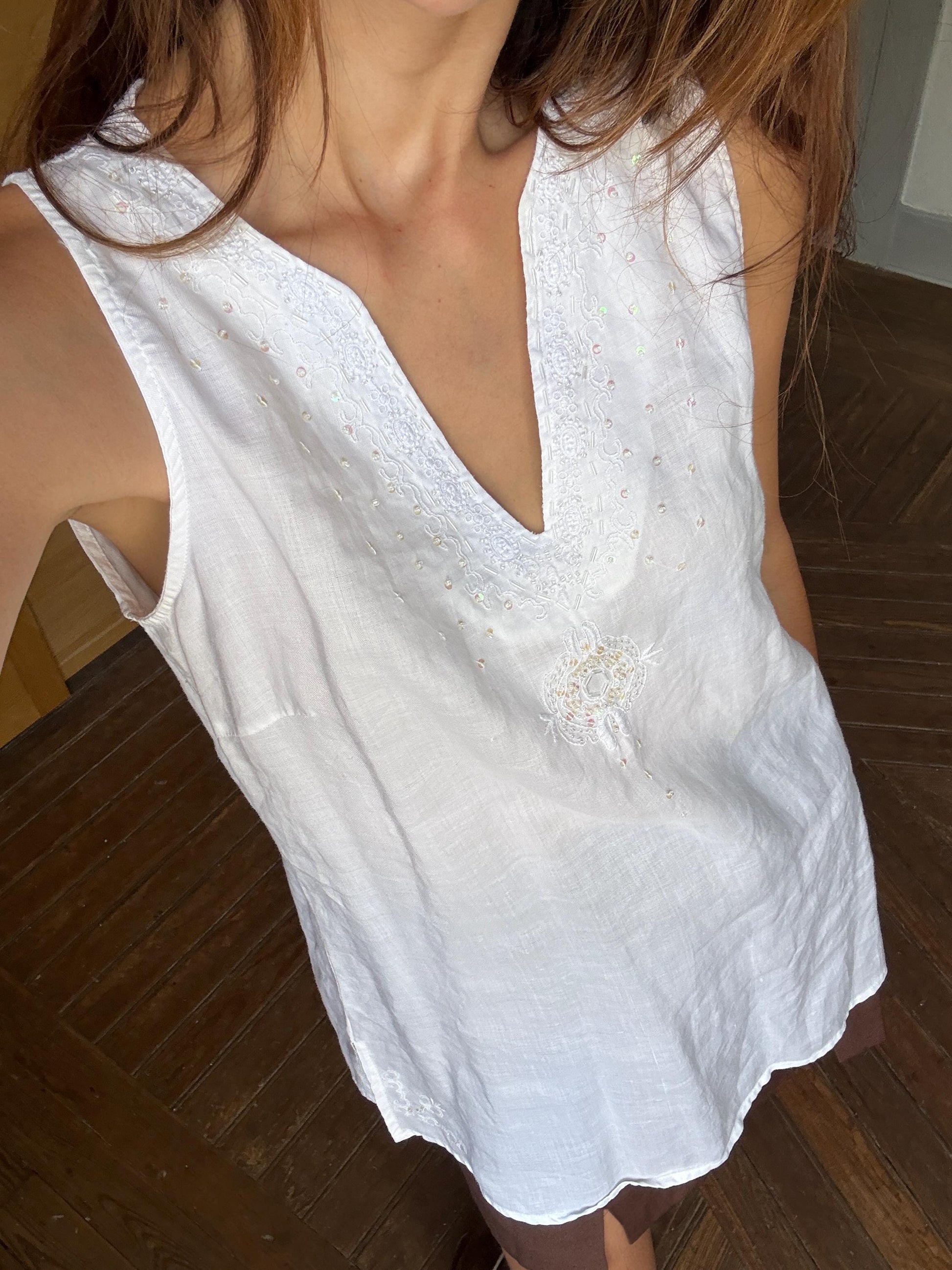 Vintage White Ramie Tunic Top – Sleeveless Embroidered Summer Blouse with Sequin Detail, Women’s Size L to XL
