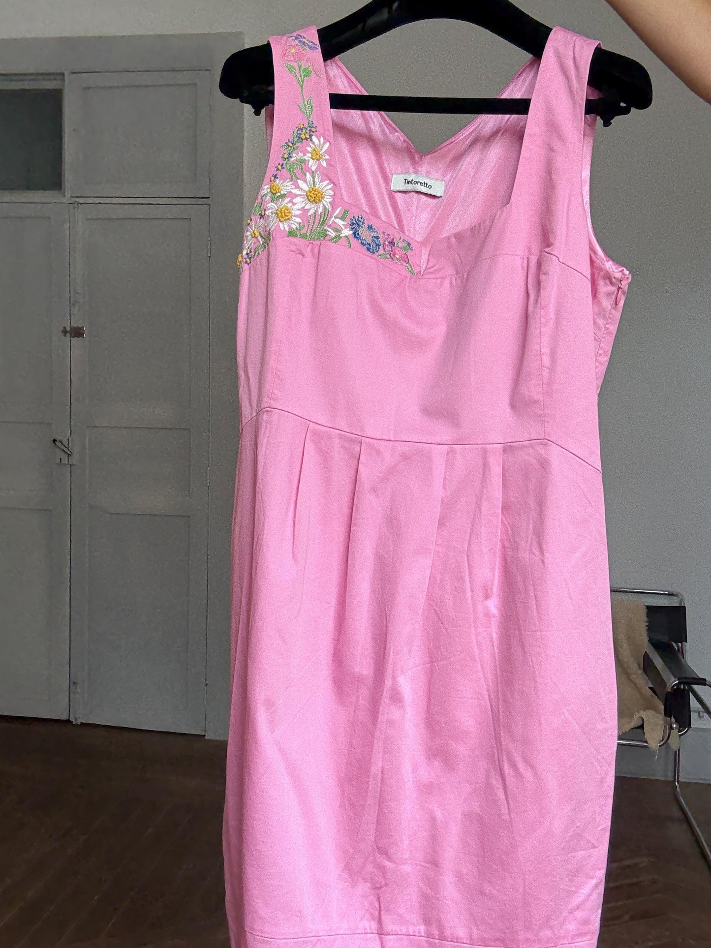 Vintage pink sleeveless dress with floral embroidery, square neckline & pleats – sweet summer look, secondhand, size L-XL