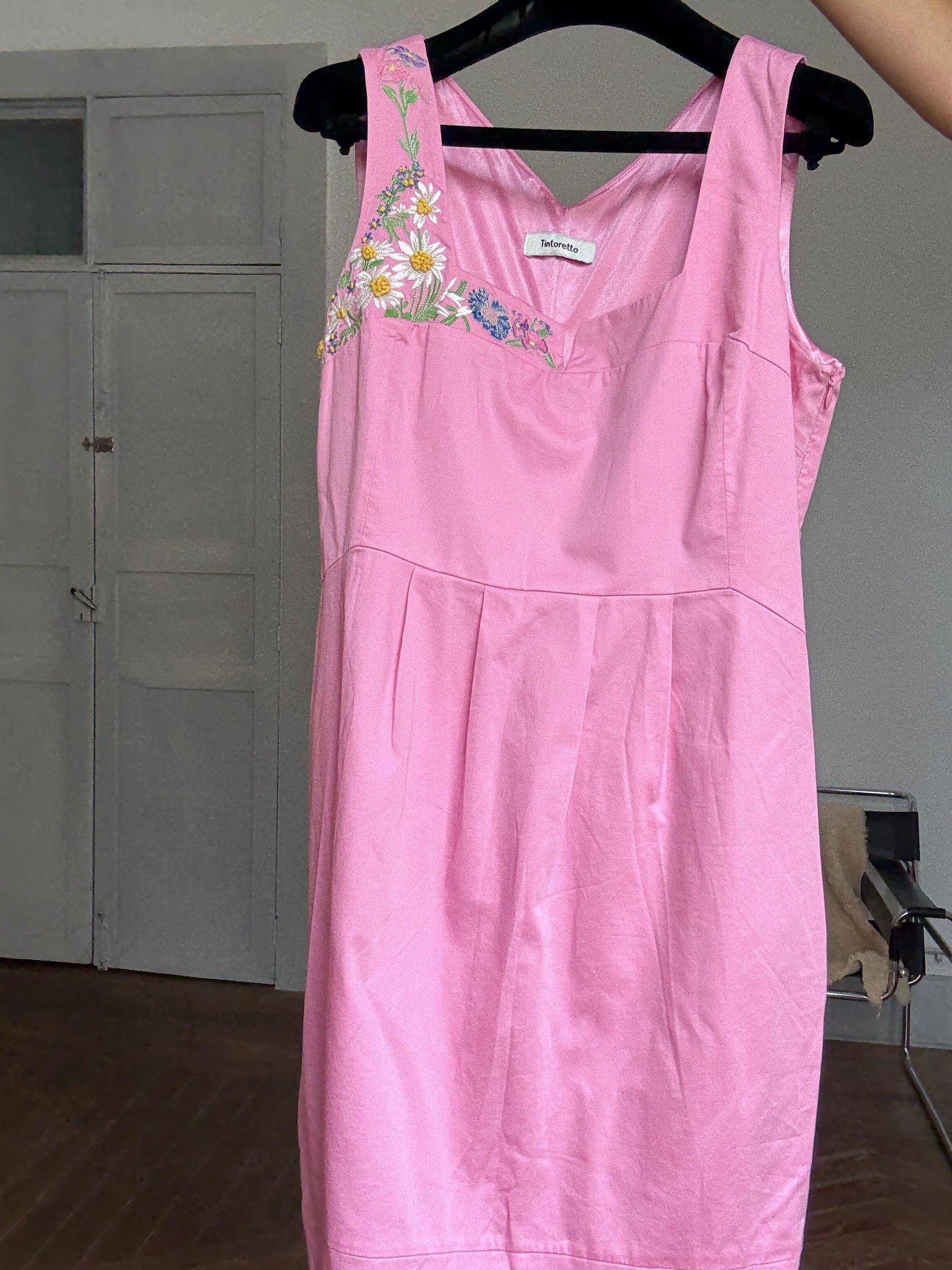 Vintage pink sleeveless dress with floral embroidery, square neckline & pleats – sweet summer look, secondhand, size L-XL