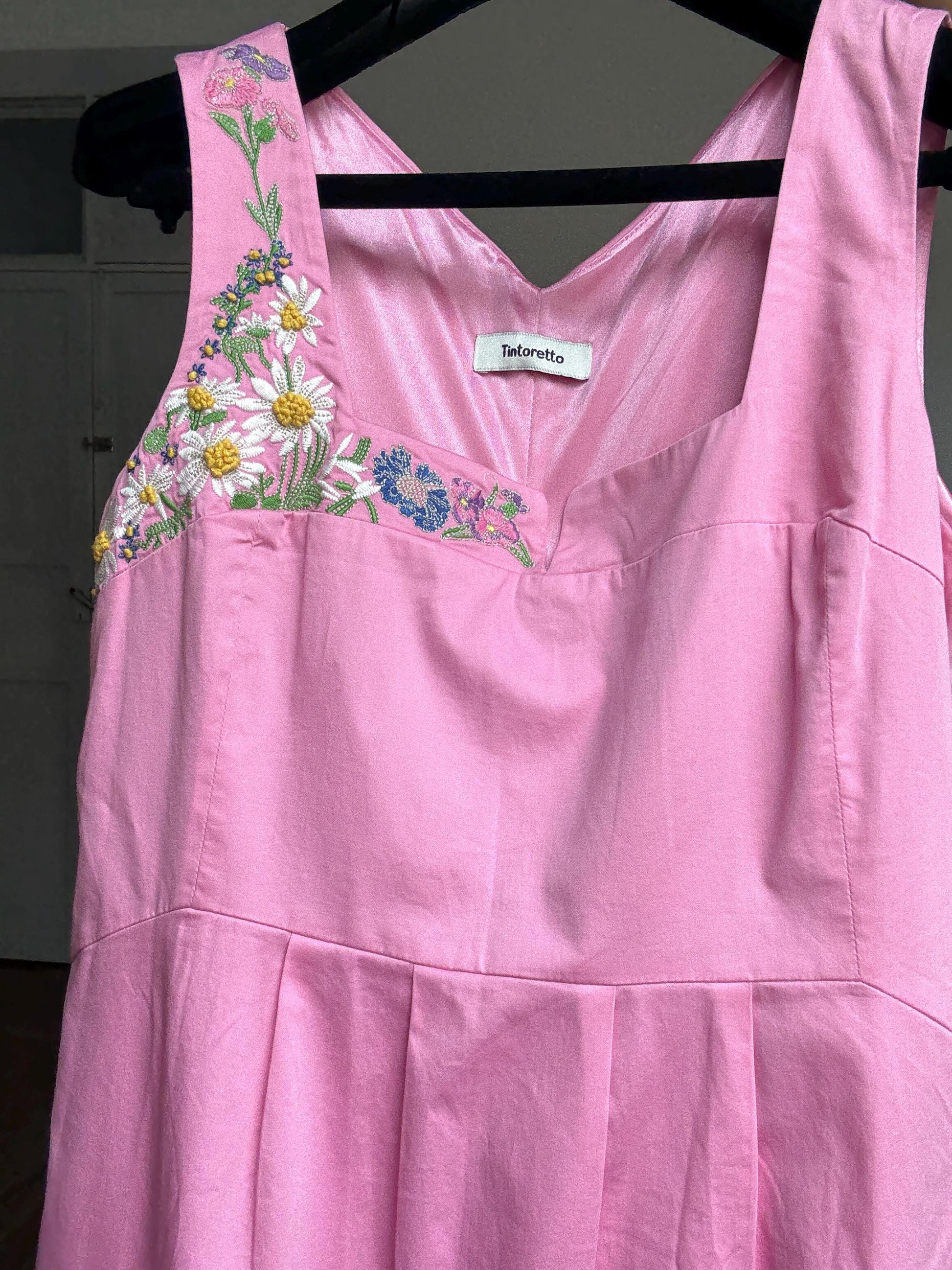 Vintage pink sleeveless dress with floral embroidery, square neckline & pleats – sweet summer look, secondhand, size L-XL
