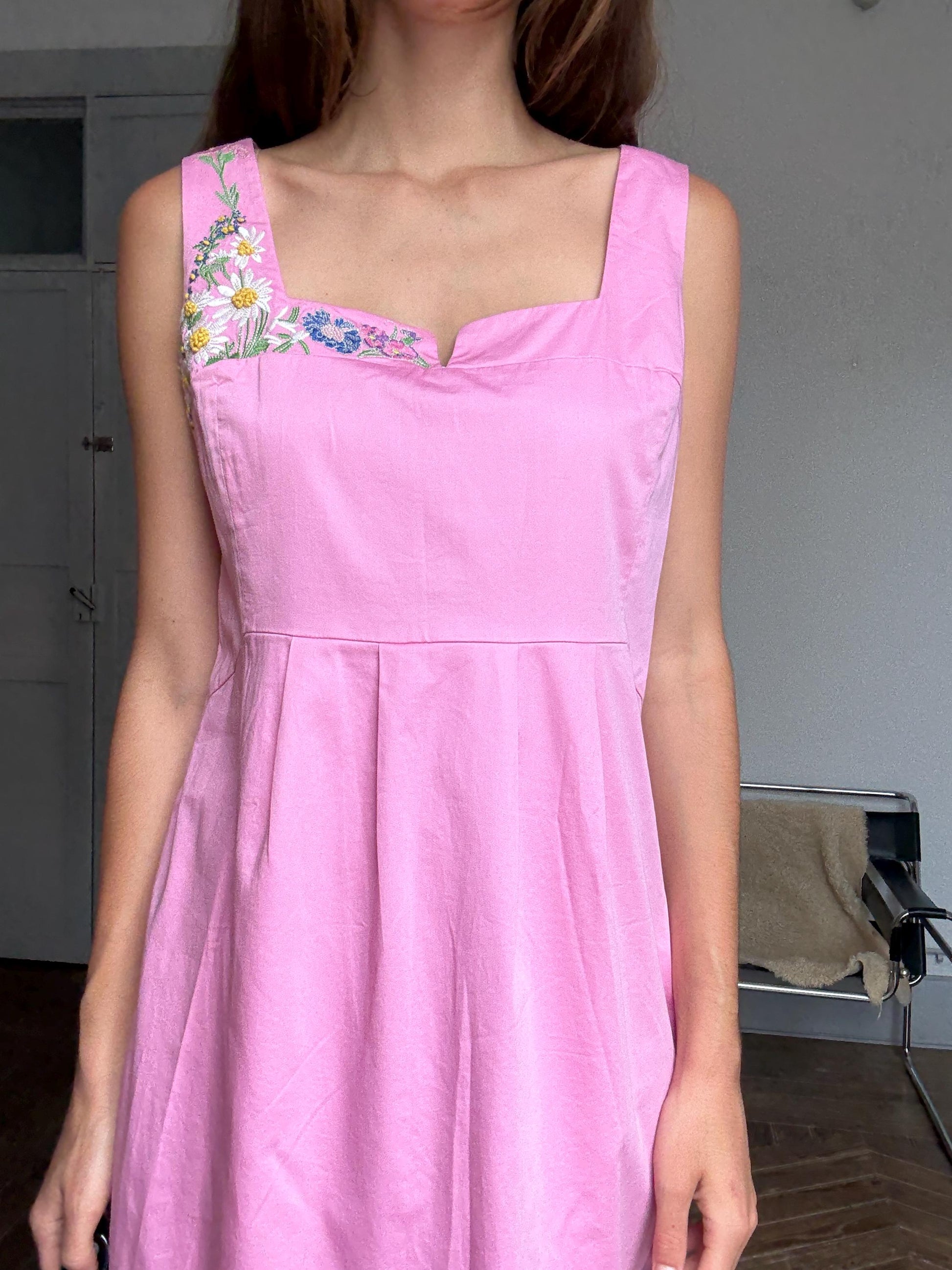 Vintage pink sleeveless dress with floral embroidery, square neckline & pleats – sweet summer look, secondhand, size L-XL
