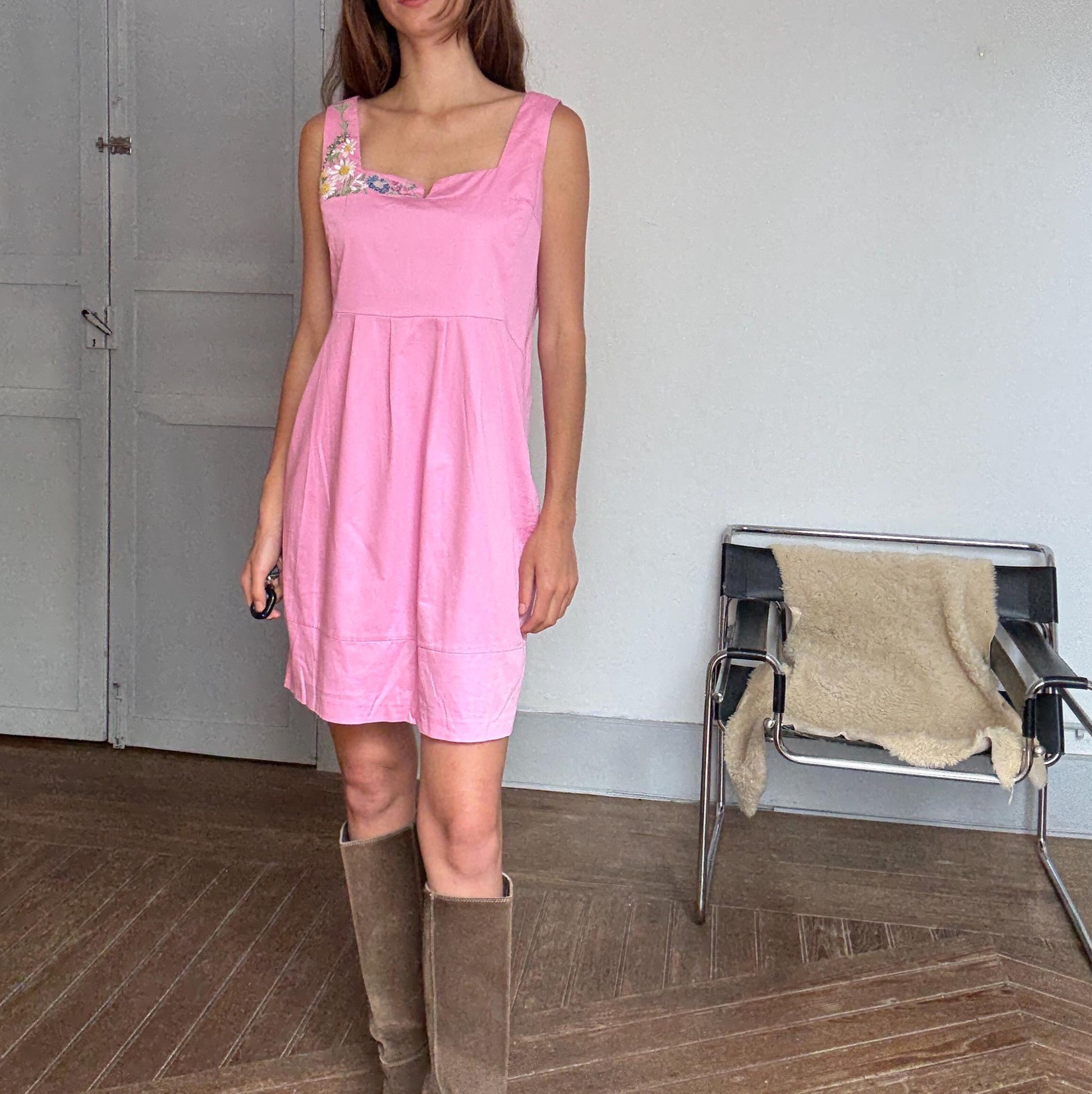 Vintage pink sleeveless dress with floral embroidery, square neckline & pleats – sweet summer look, secondhand, size L-XL