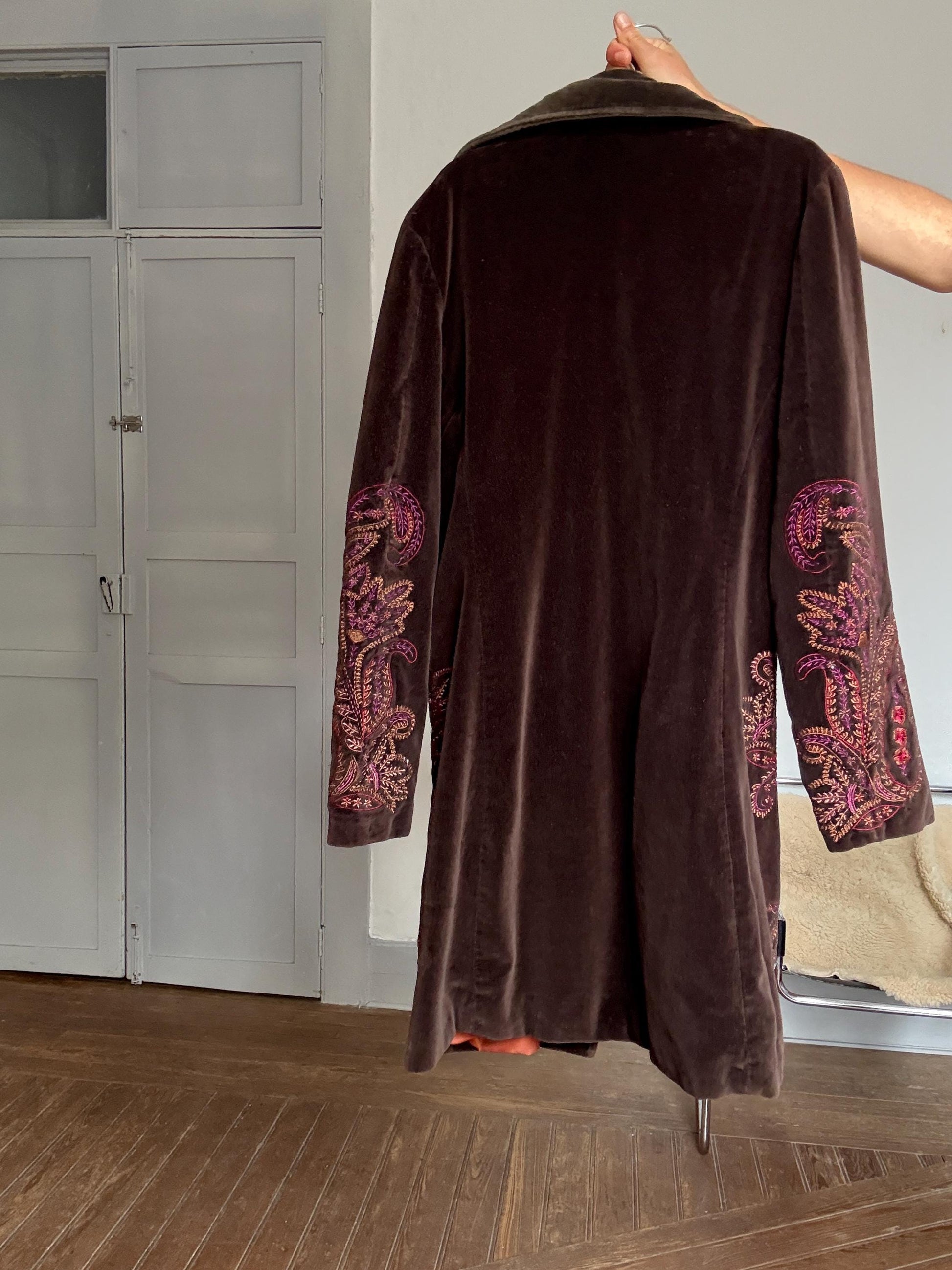 Vintage 70s style embroidered velvet boho coat – retro hippie jacket by Natura, size S - M, paisley floral, rich brown tones