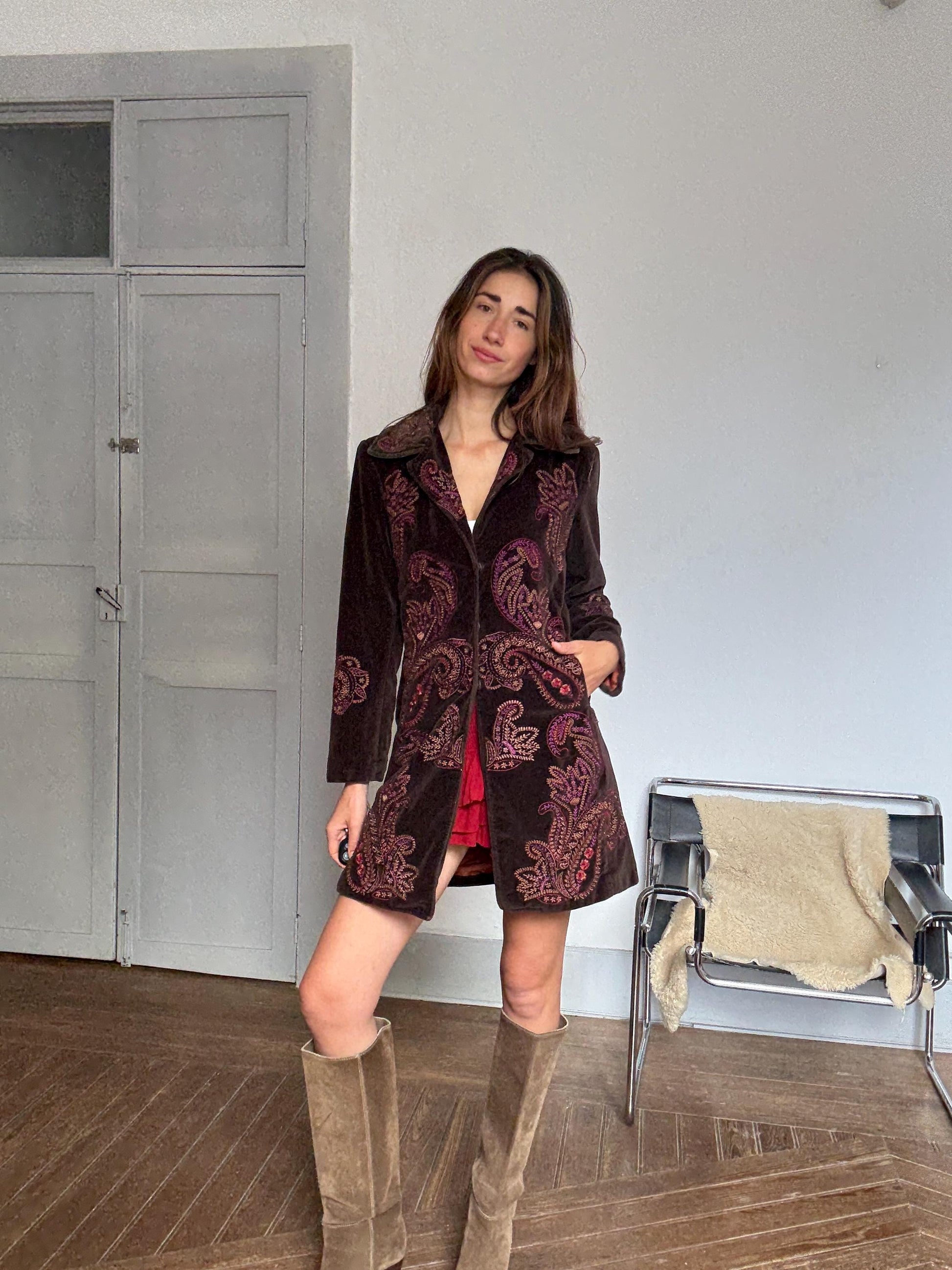 Vintage 70s style embroidered velvet boho coat – retro hippie jacket by Natura, size S - M, paisley floral, rich brown tones