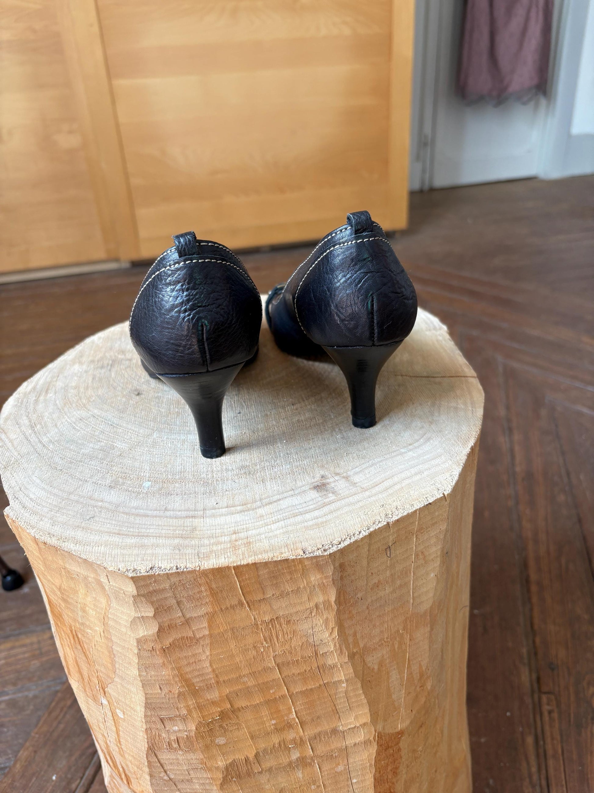 90s Black Leather Pointed Toe Heels — fabric close-up