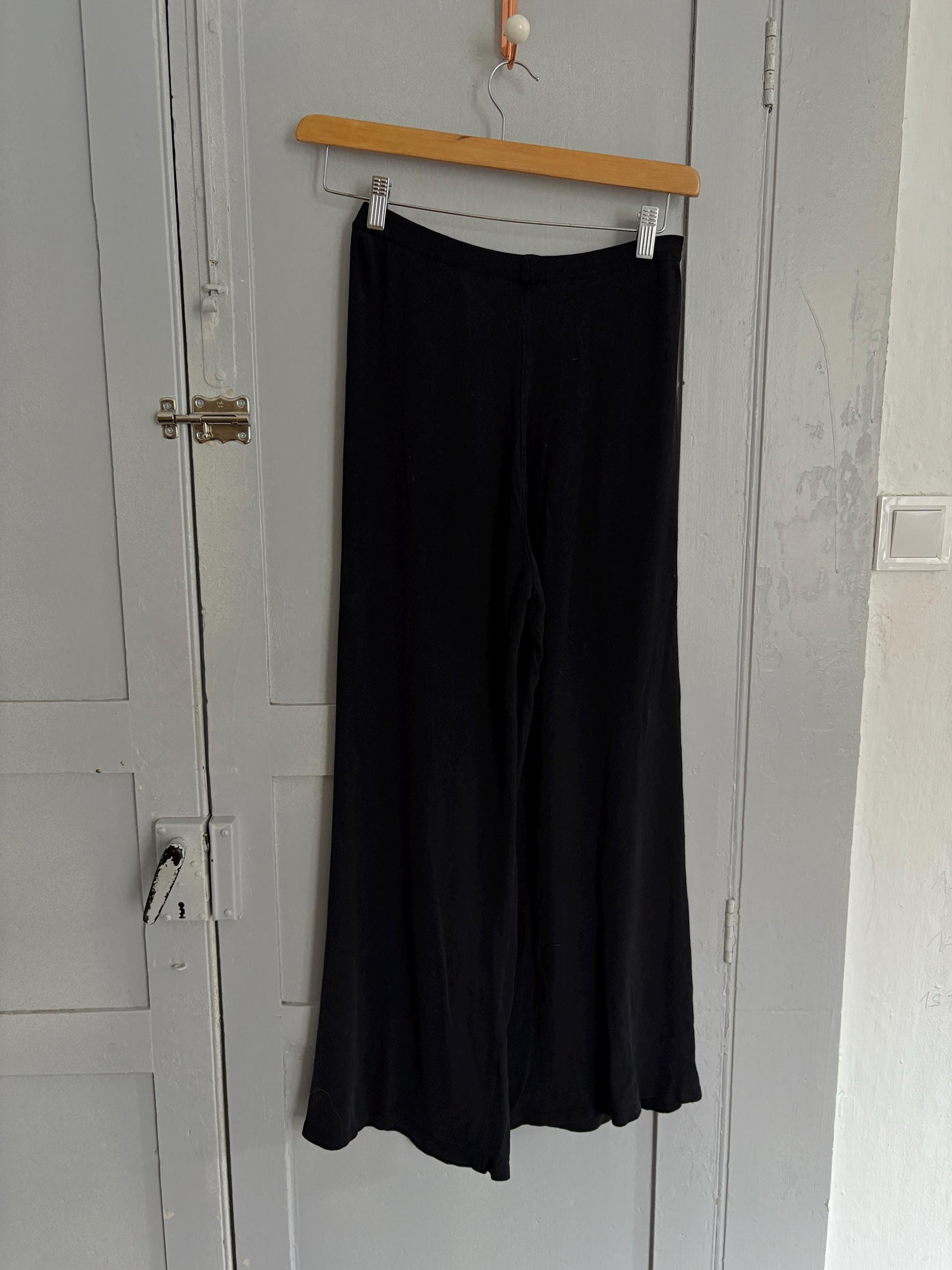 Cora Kemperman black wide leg soft pants, elastic waist cropped flowy trousers | lounge travel casual minimalist style, Size M