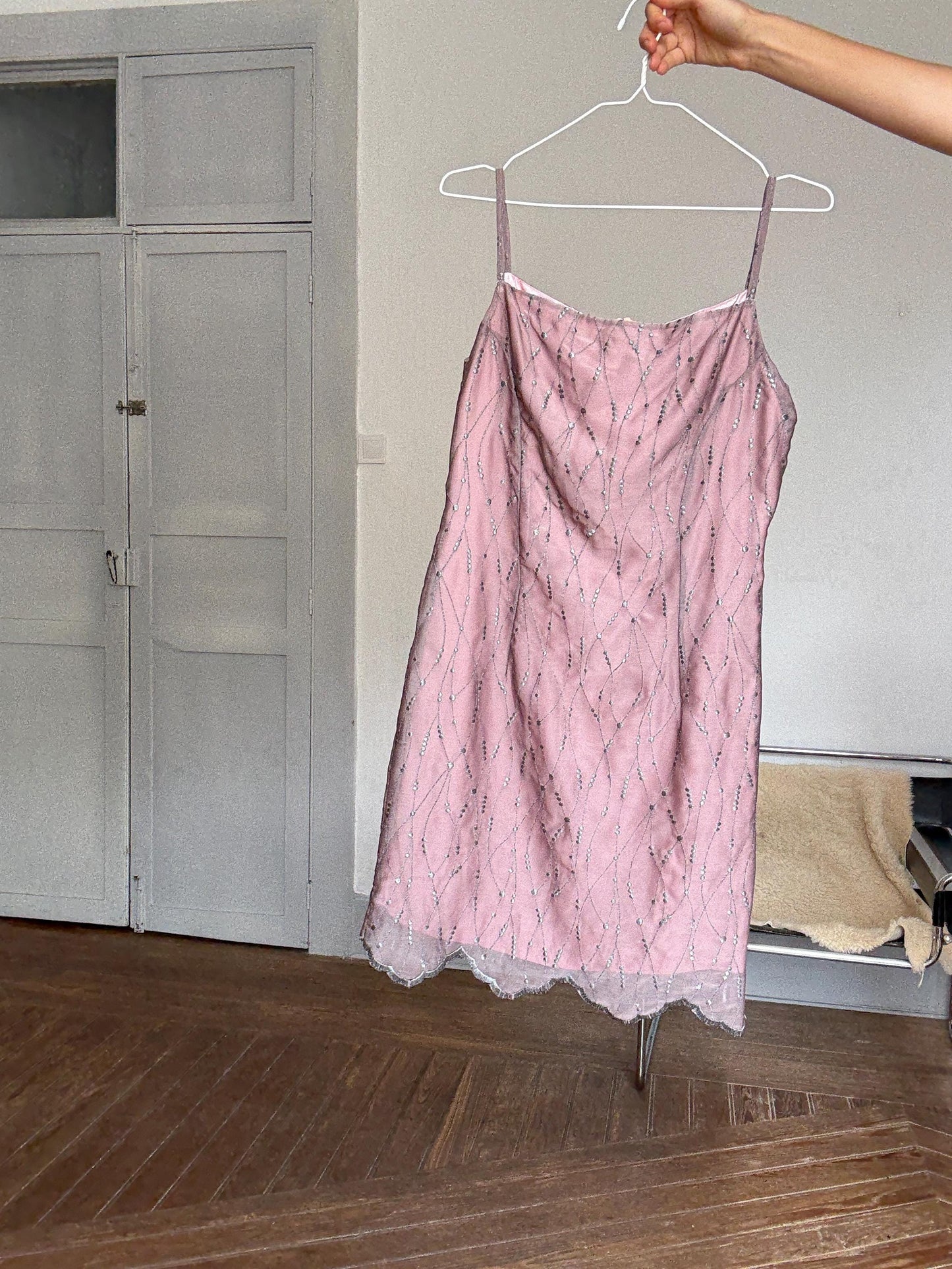 Vintage Y2K-style sparkly pink slip dress with scalloped hem – 90s party look, too big on model, fits M