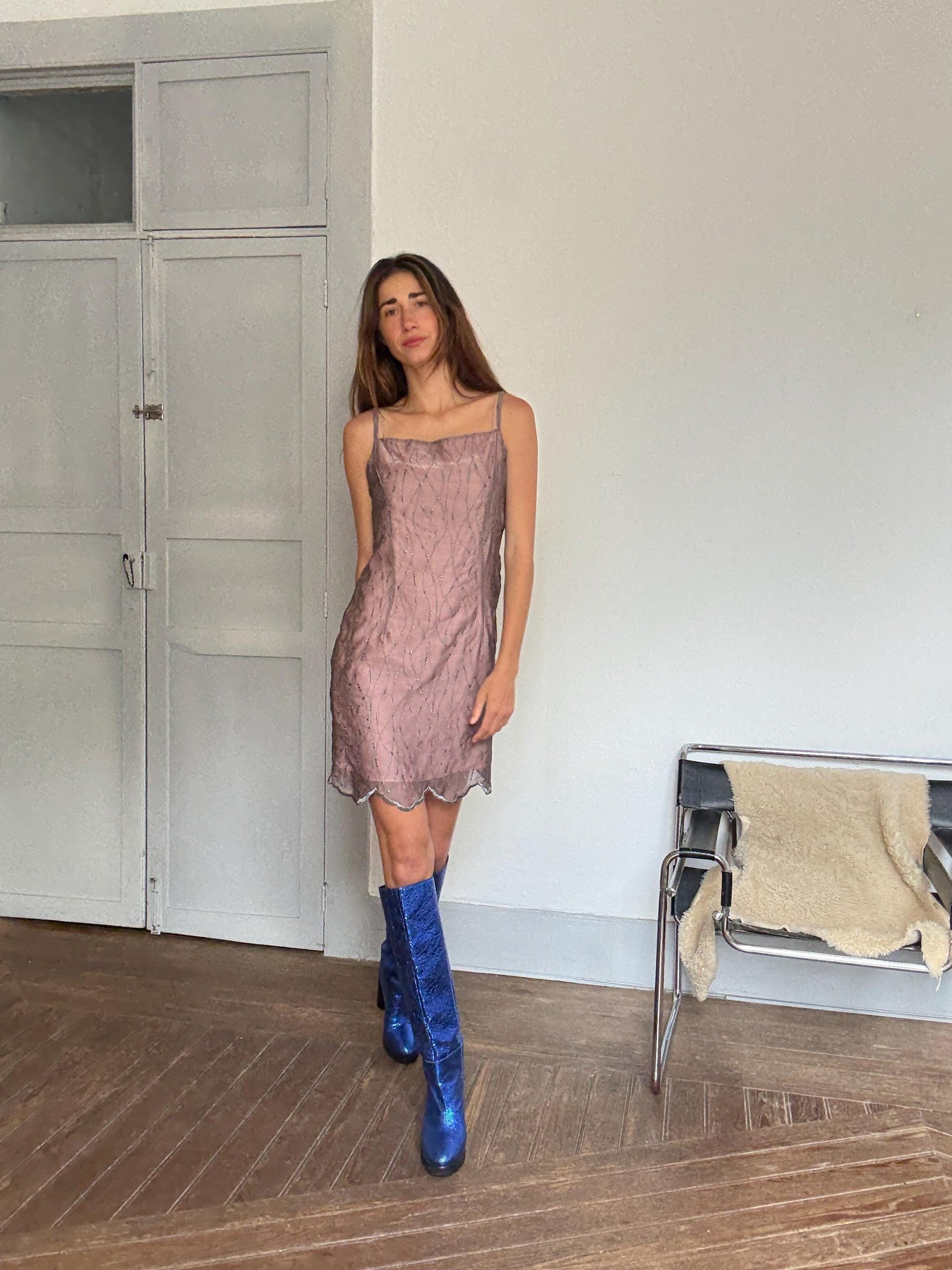 Vintage Y2K-style sparkly pink slip dress with scalloped hem – 90s party look, too big on model, fits M