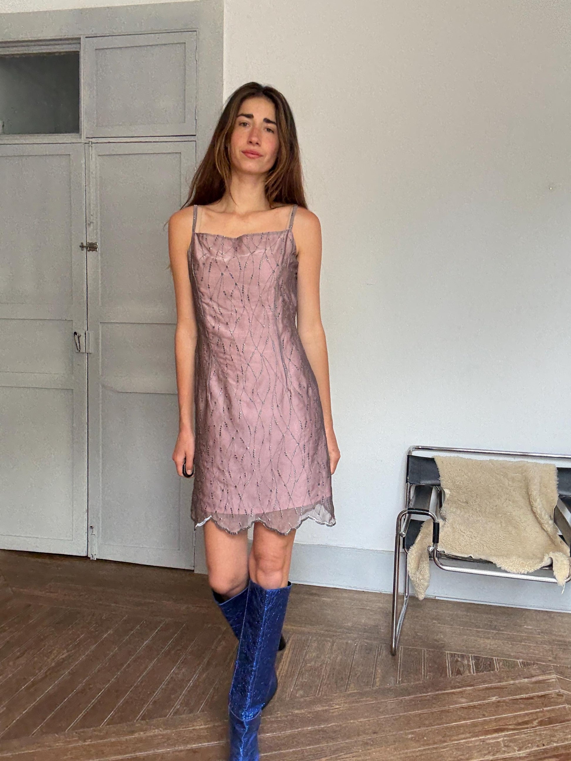 Vintage Y2K-style sparkly pink slip dress with scalloped hem – 90s party look, too big on model, fits M