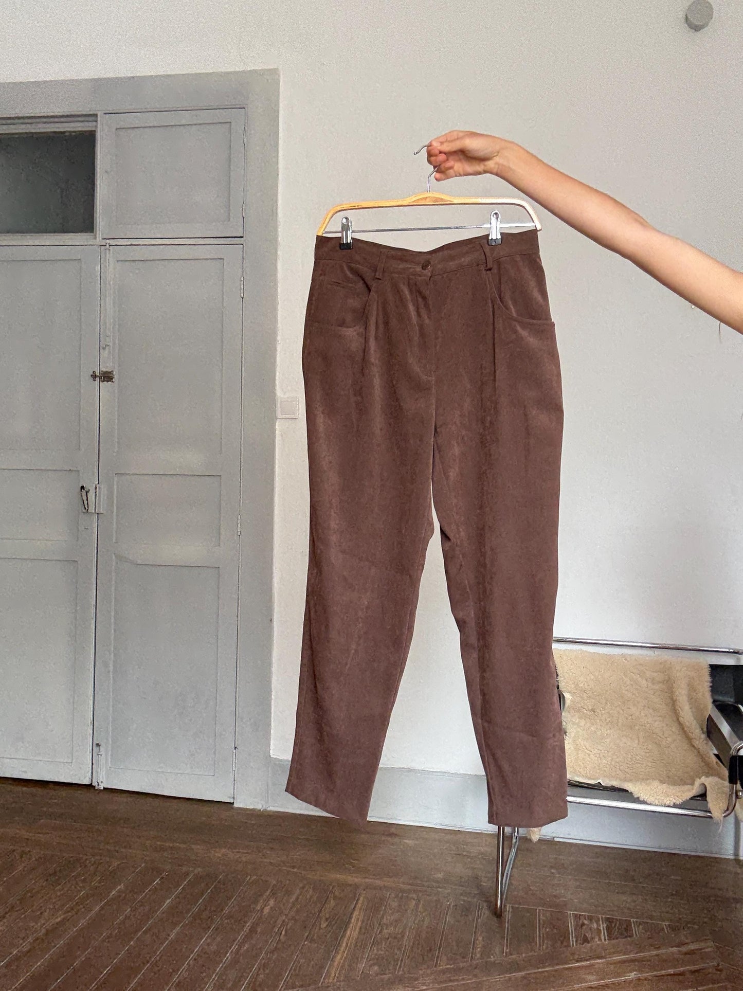 Vintage brown high waist trousers – dark academia aesthetic, flattering pleats, tapered leg, timeless neutral, size M/L